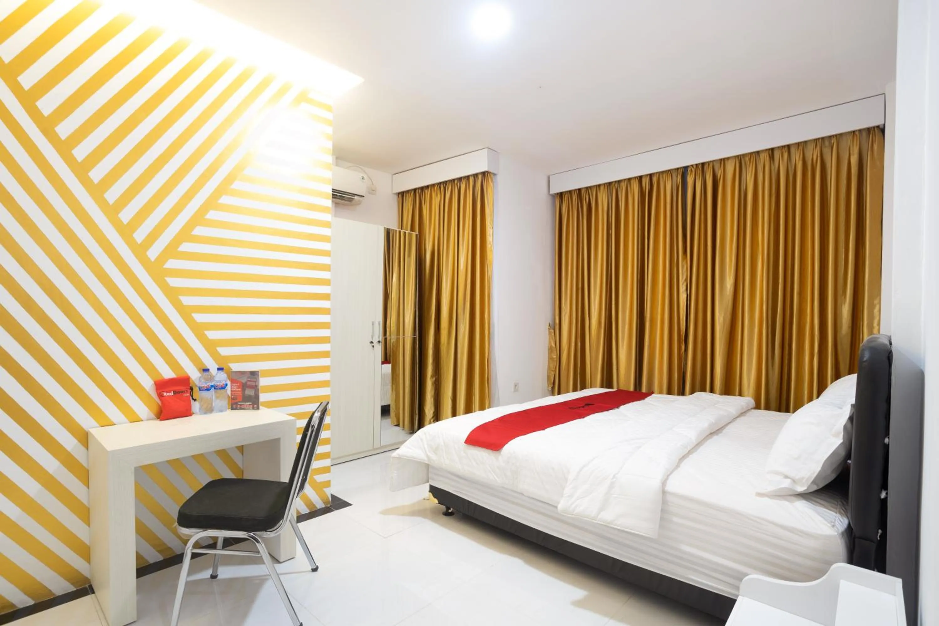 Bedroom, Bed in RedDoorz near IPB Dramaga Bogor