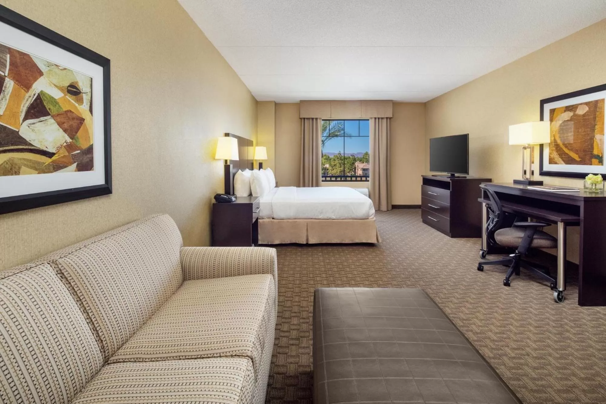 Living room, Bed in Holiday Inn Phoenix/Chandler by IHG