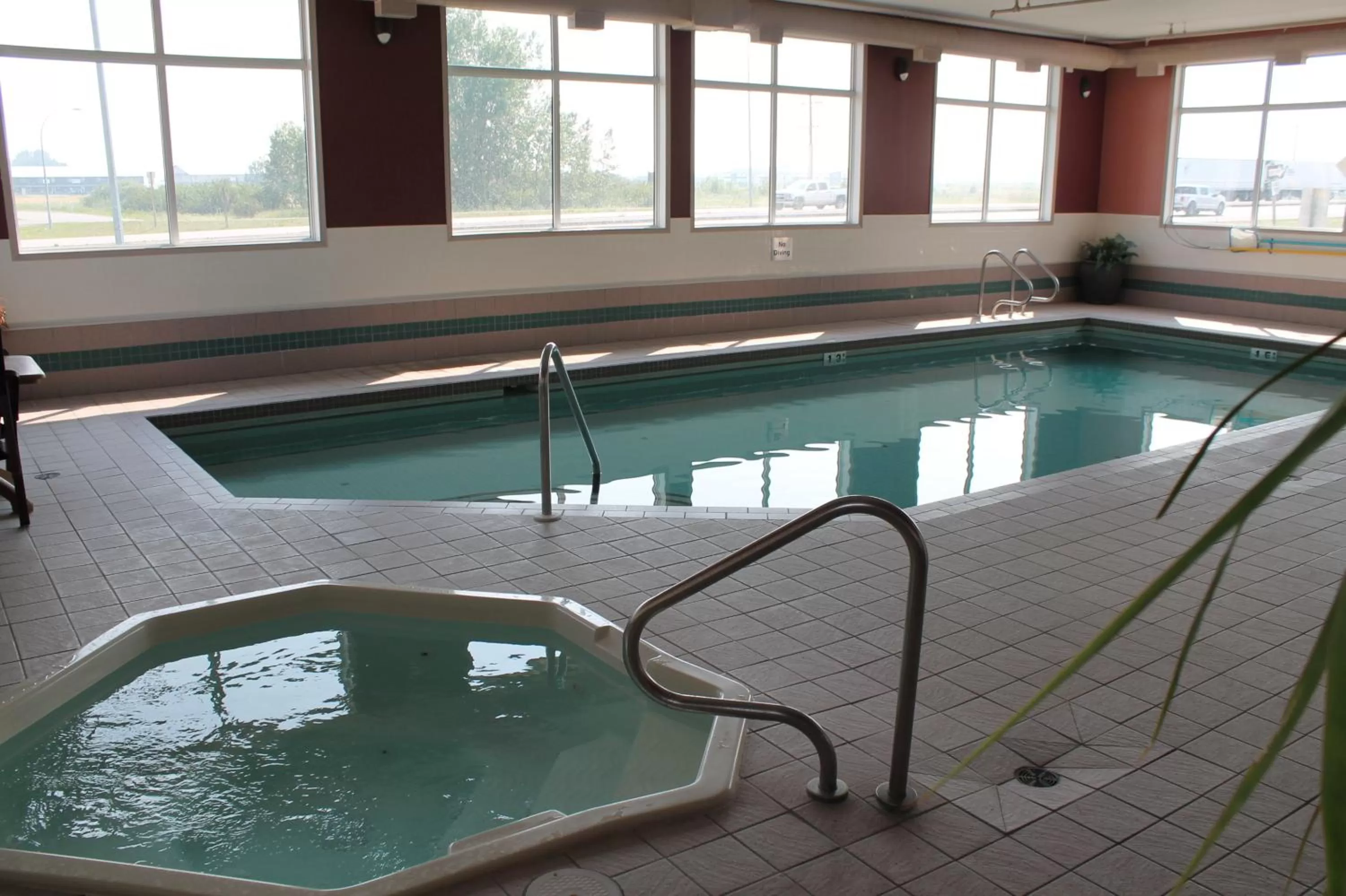 Swimming pool in Best Western Strathmore Inn
