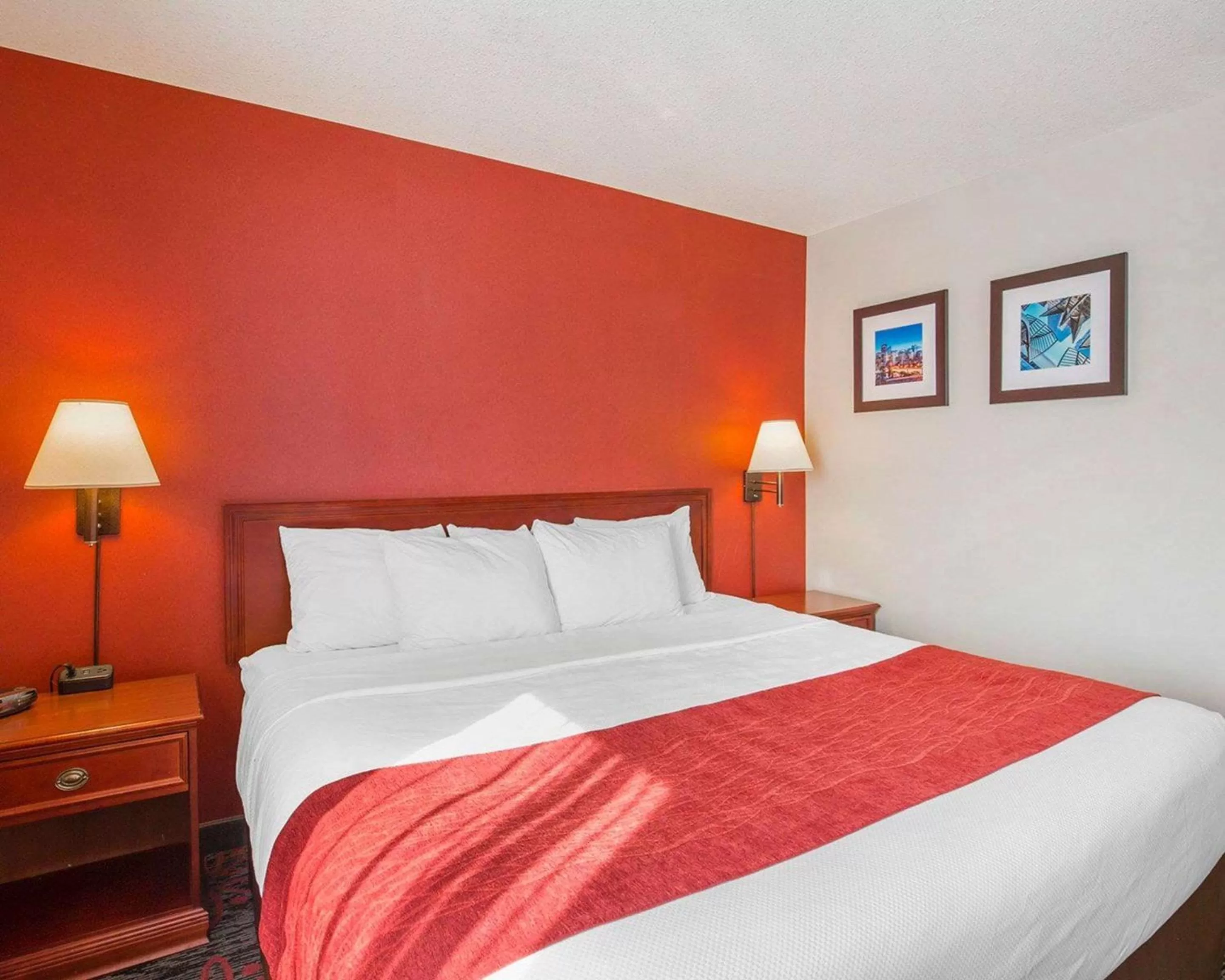 Photo of the whole room, Bed in Comfort Inn & Suites University