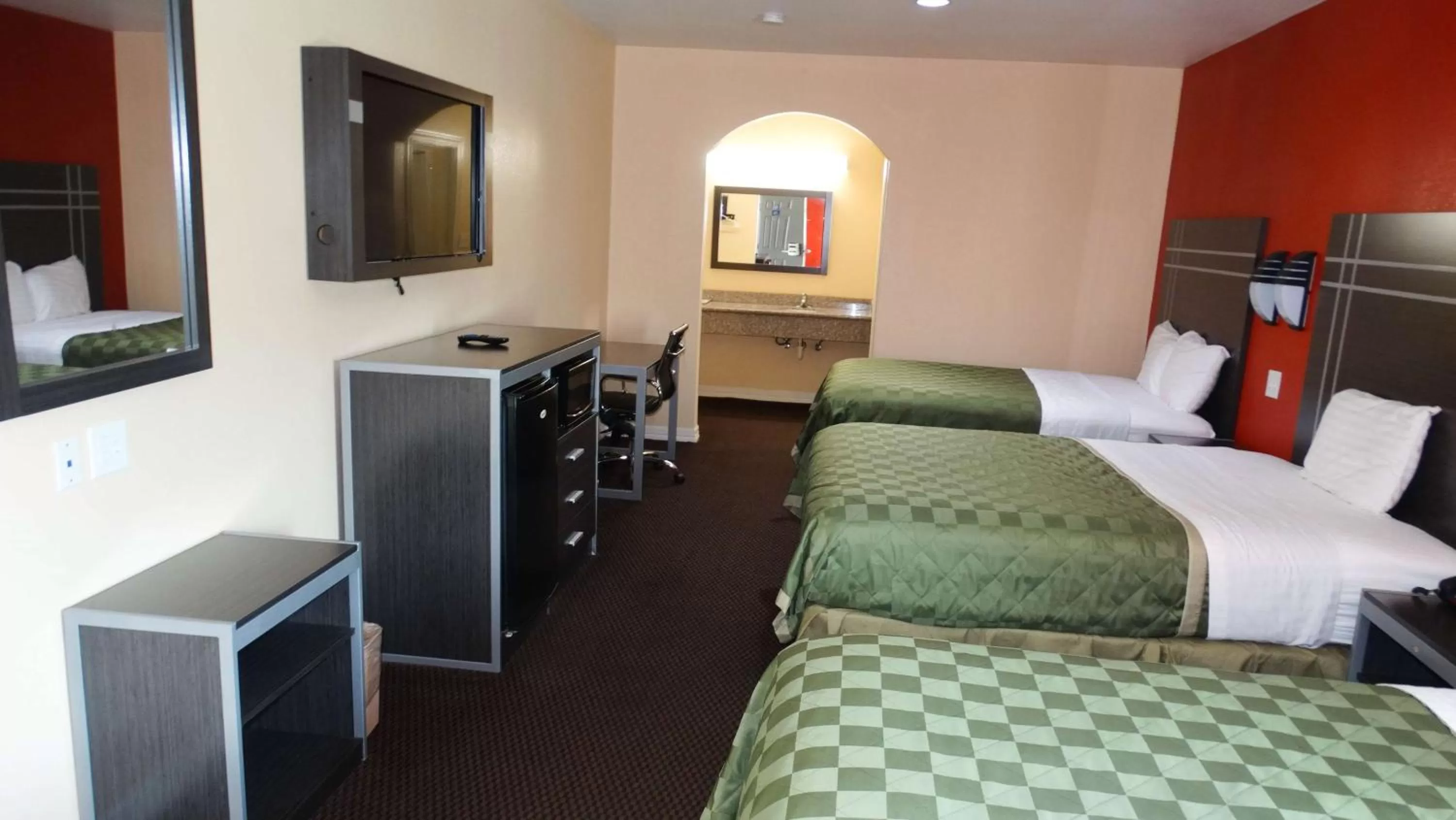 Bed in Motel 6 Houston, TX – Willowbrook Mall