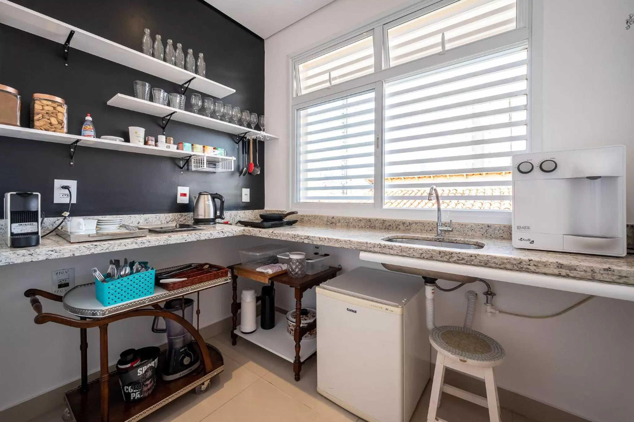 Coffee/tea facilities, Kitchen/Kitchenette in K1 RESIDENCE no Taquaral