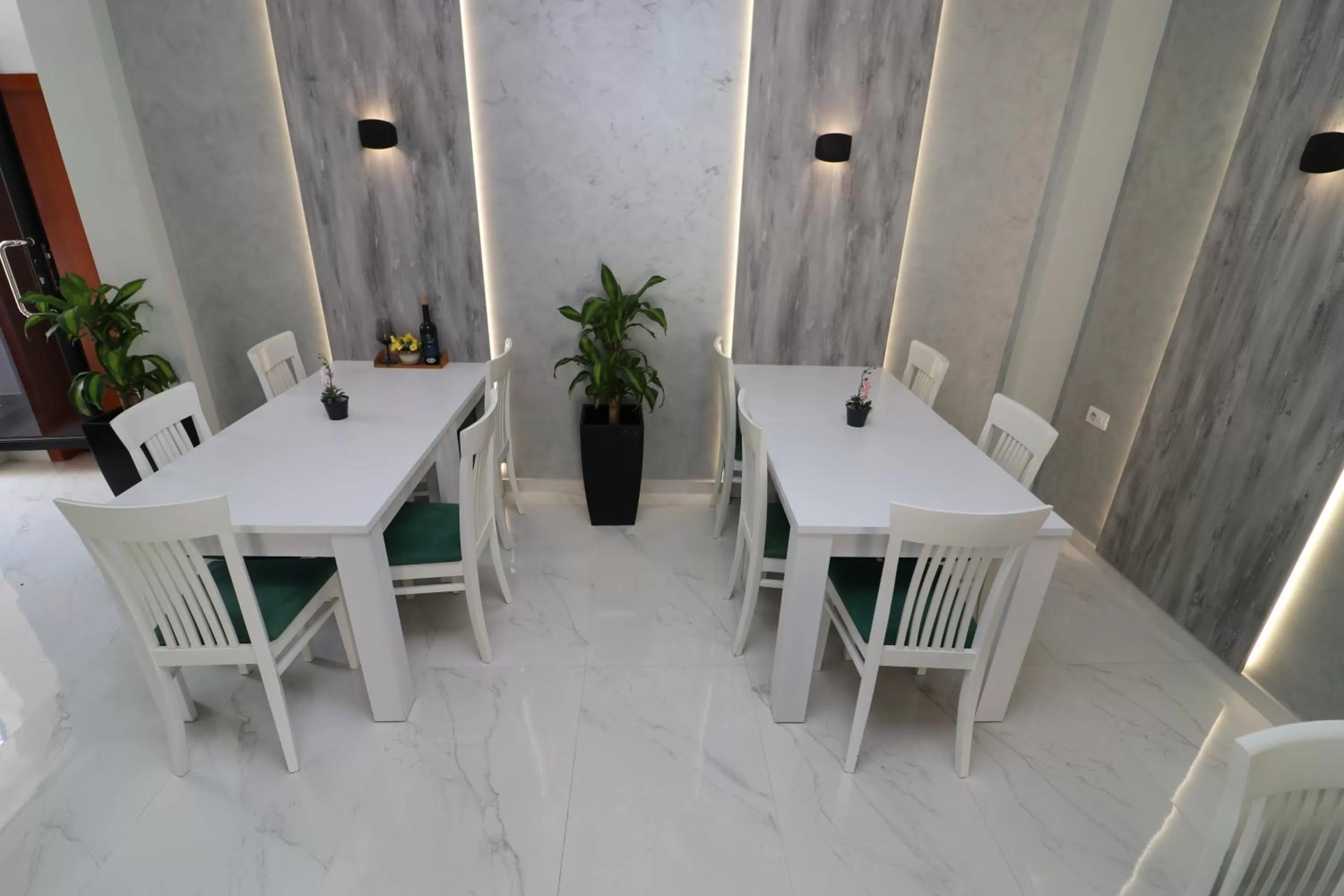 Lobby or reception, Dining Area in HOTEL KRISTAL