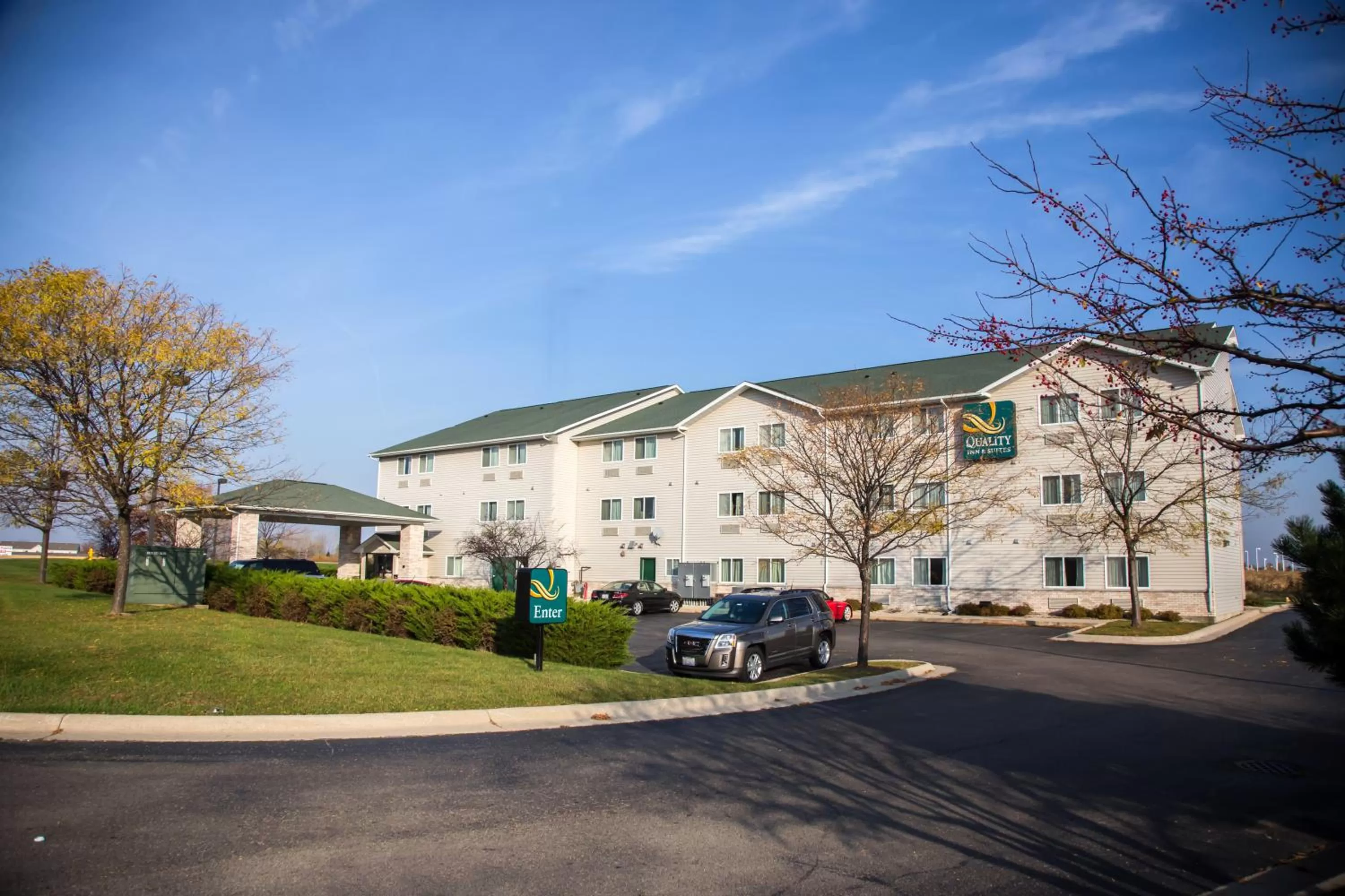 Property building in Quality Inn & Suites Loves Park near Rockford