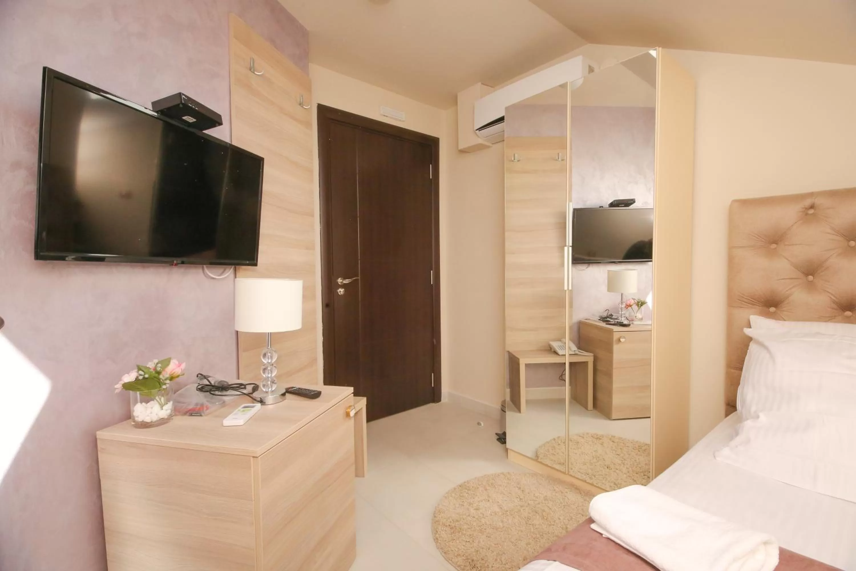 Bed, TV/Entertainment Center in Bajadera Lux