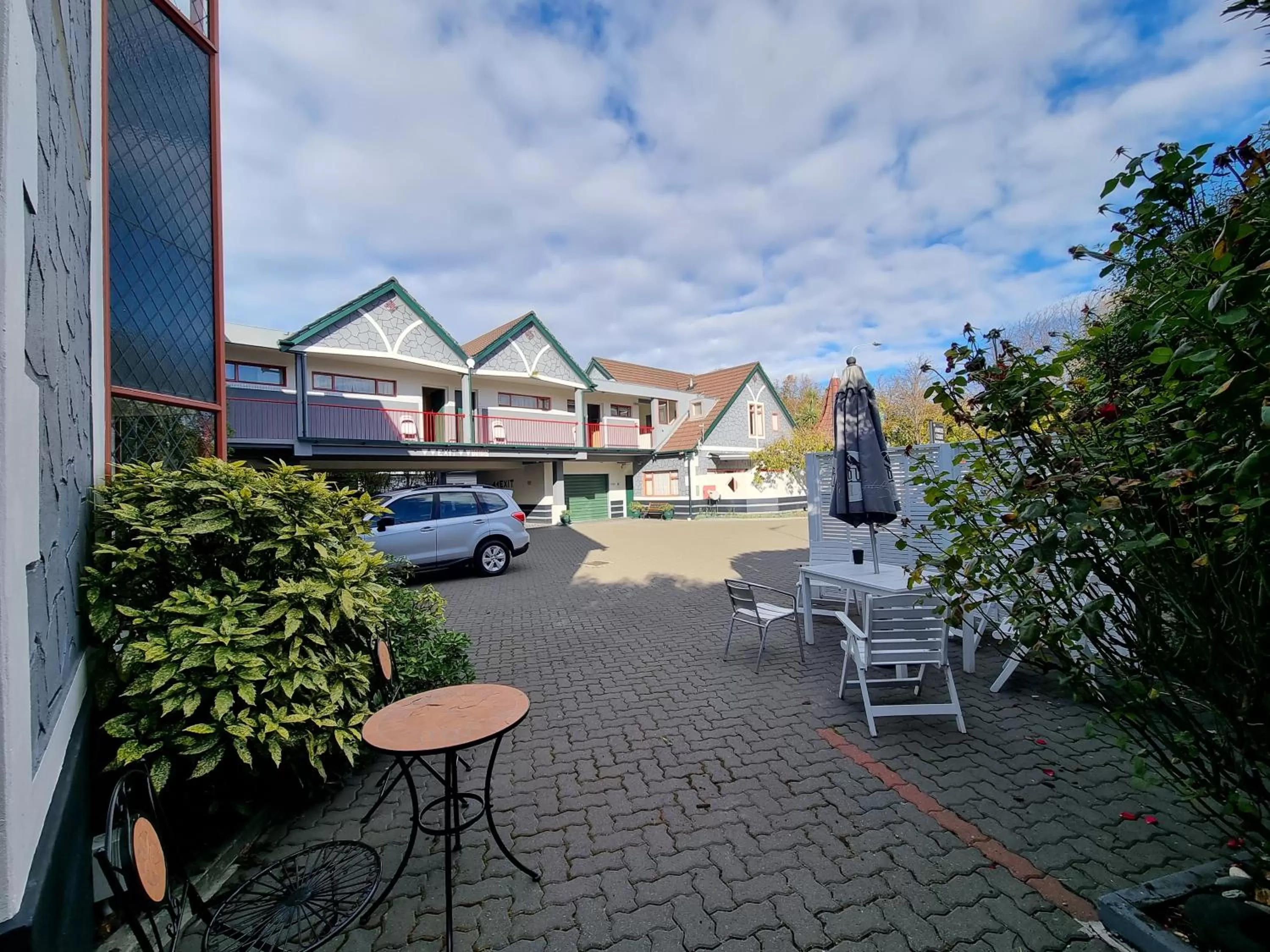 Area and facilities in Amross Court