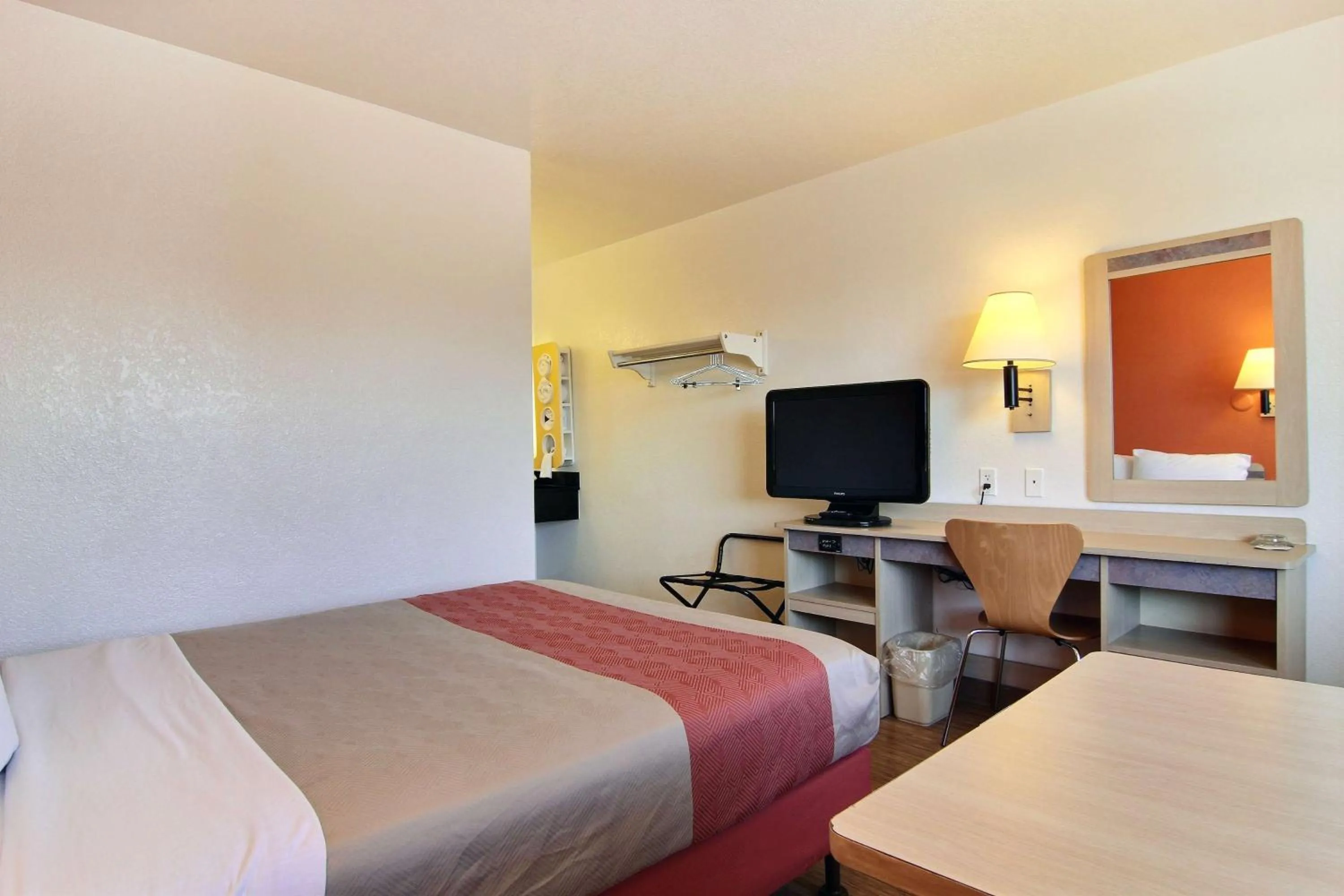 TV and multimedia, Bed in Motel 6-San Angelo, TX