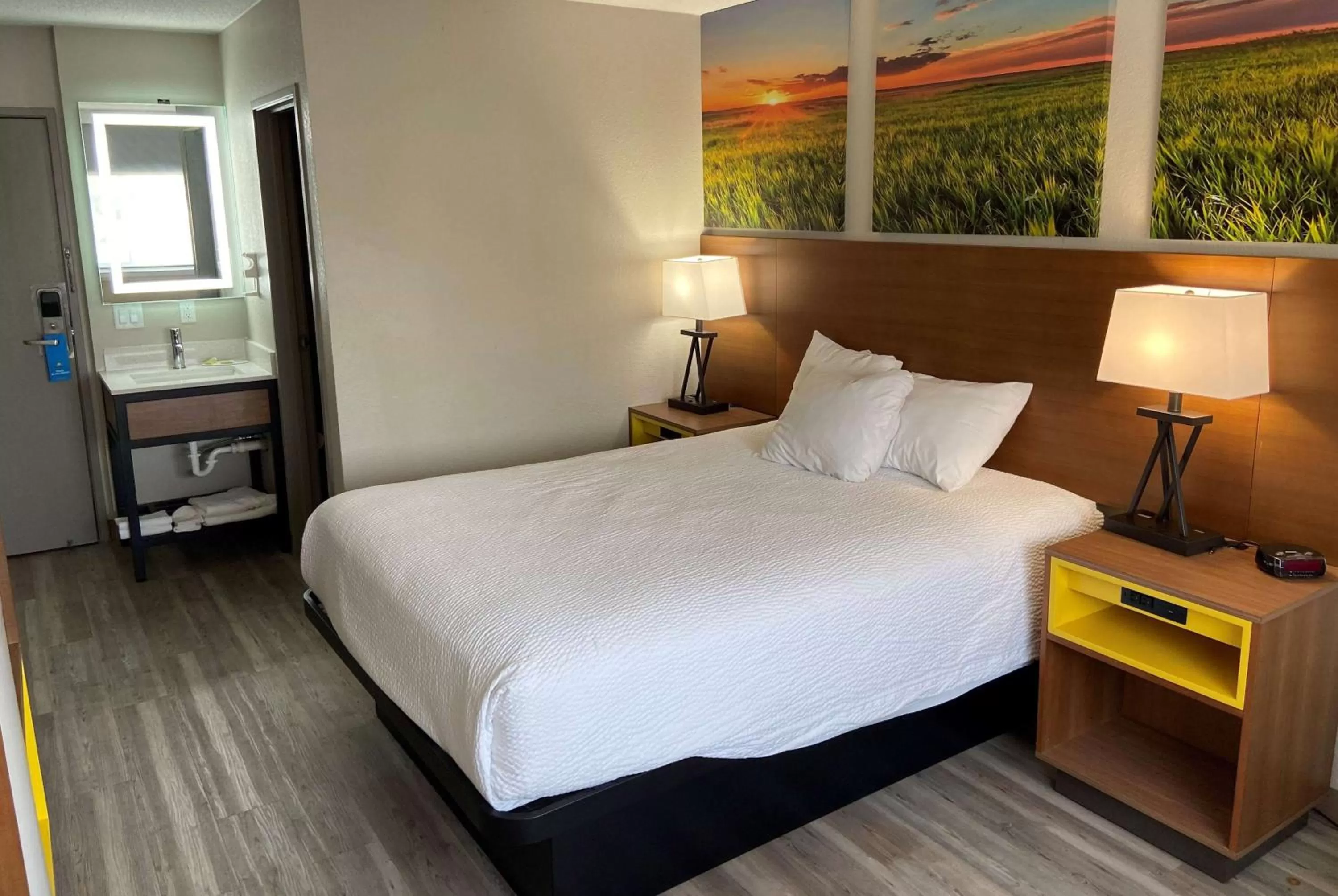 King Room - Mobility Access/Non-Smoking in Days Inn by Wyndham Ankeny - Des Moines
