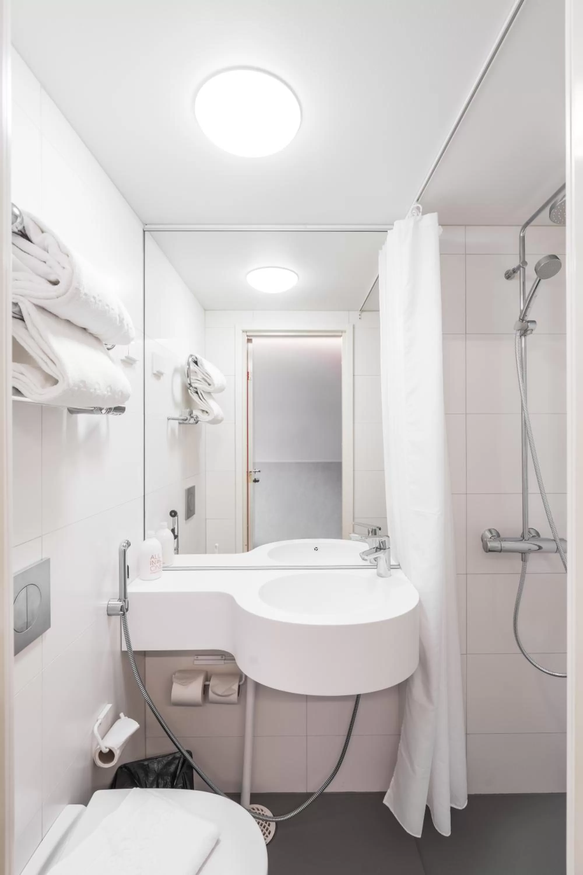 Shower in Omena Hotel Helsinki Lönnrotinkatu