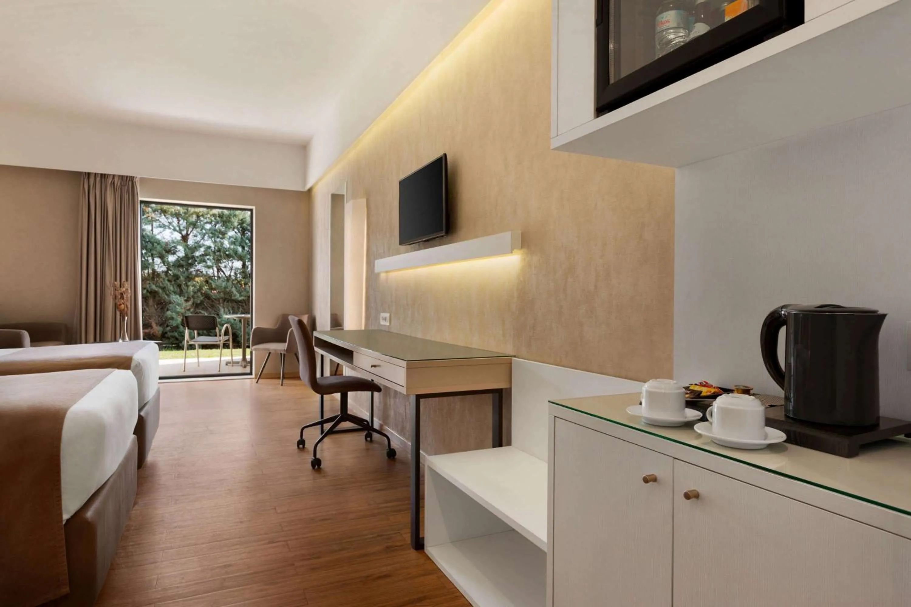 Photo of the whole room, Bed in Ramada Plaza by Wyndham Thraki