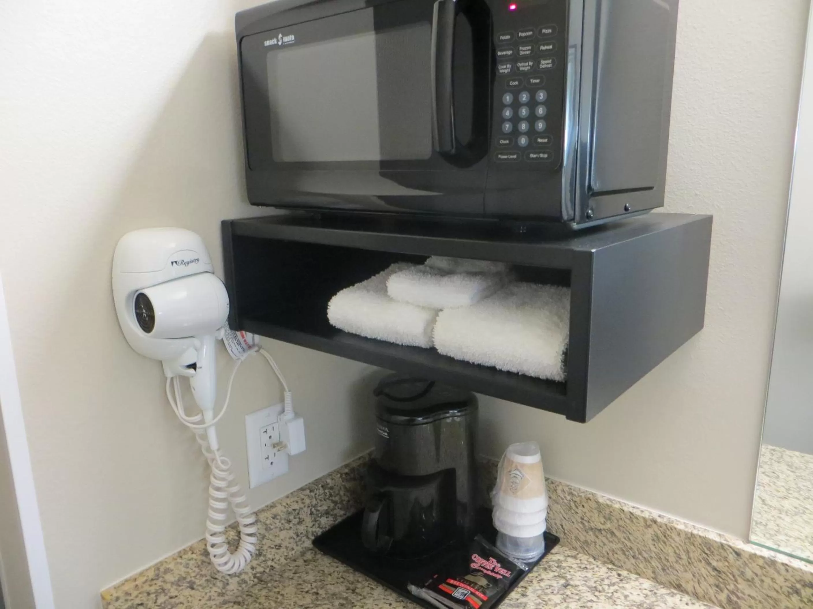 Coffee/tea facilities in Baymont by Wyndham Glenwood