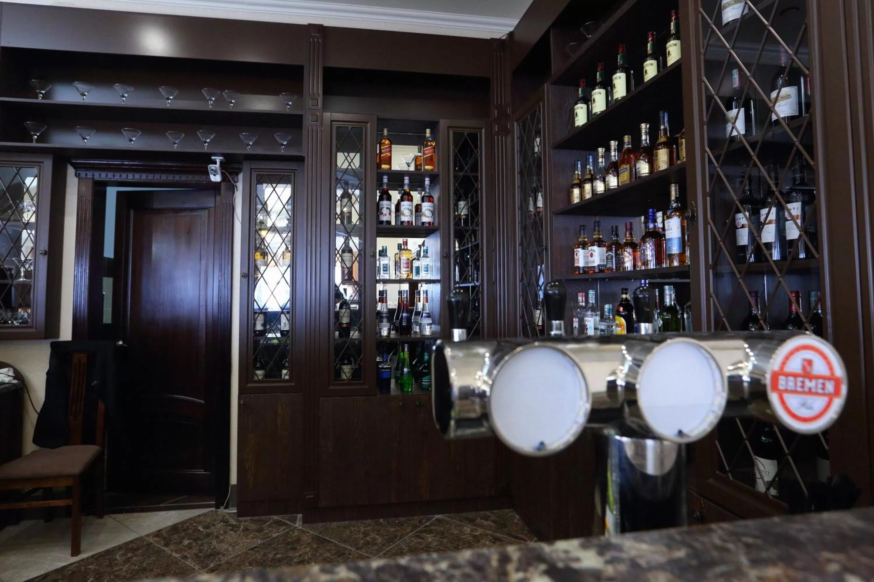 Restaurant/places to eat in Hotel Bahetle