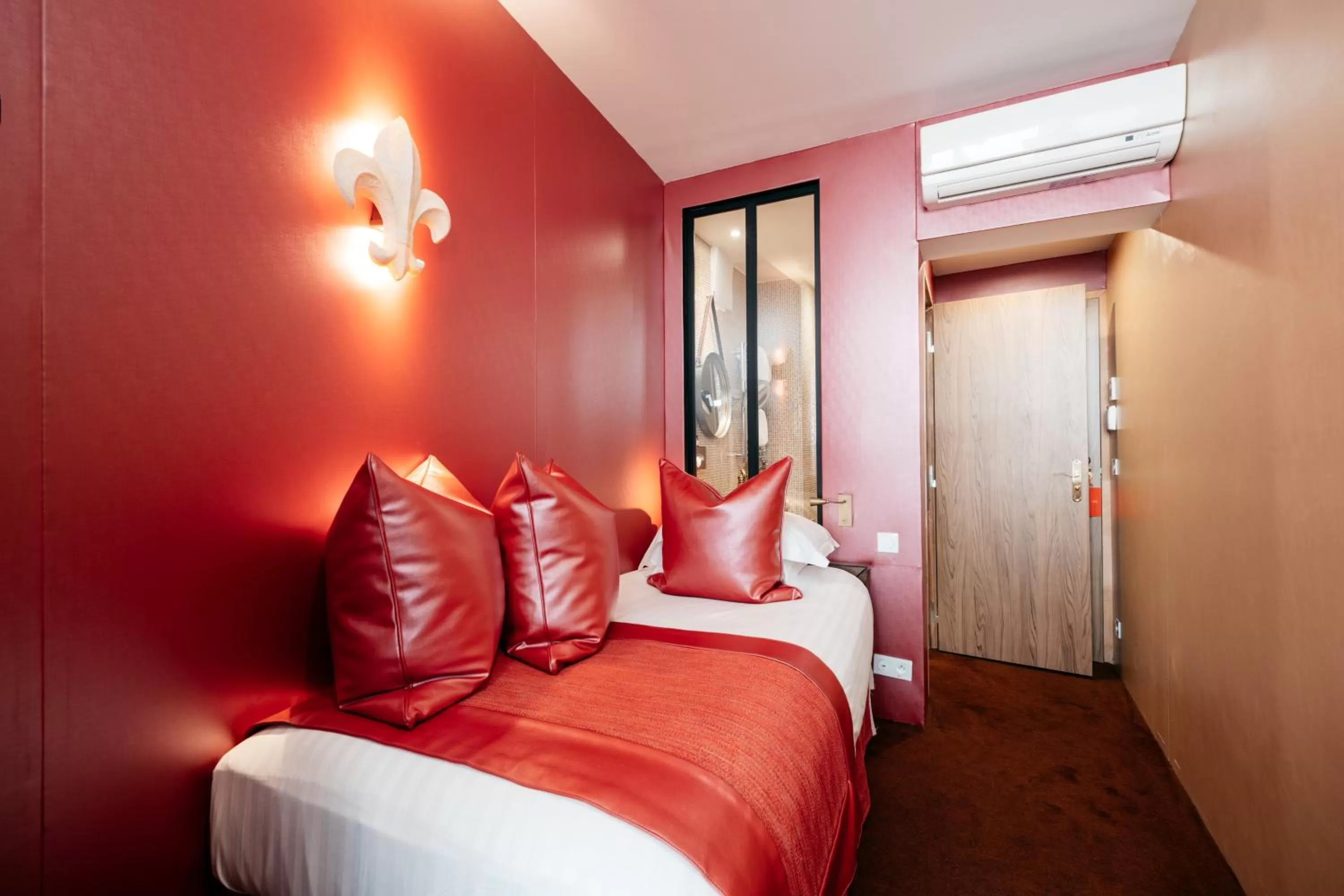 Photo of the whole room, Bed in Le Temple De Jeanne