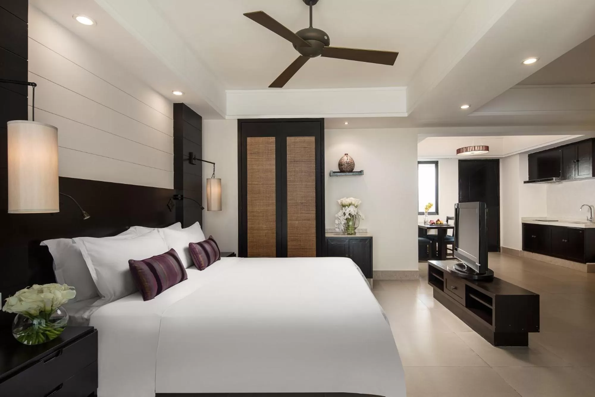 Photo of the whole room, Bed in Ramada Plaza by Wyndham Sanya Bay