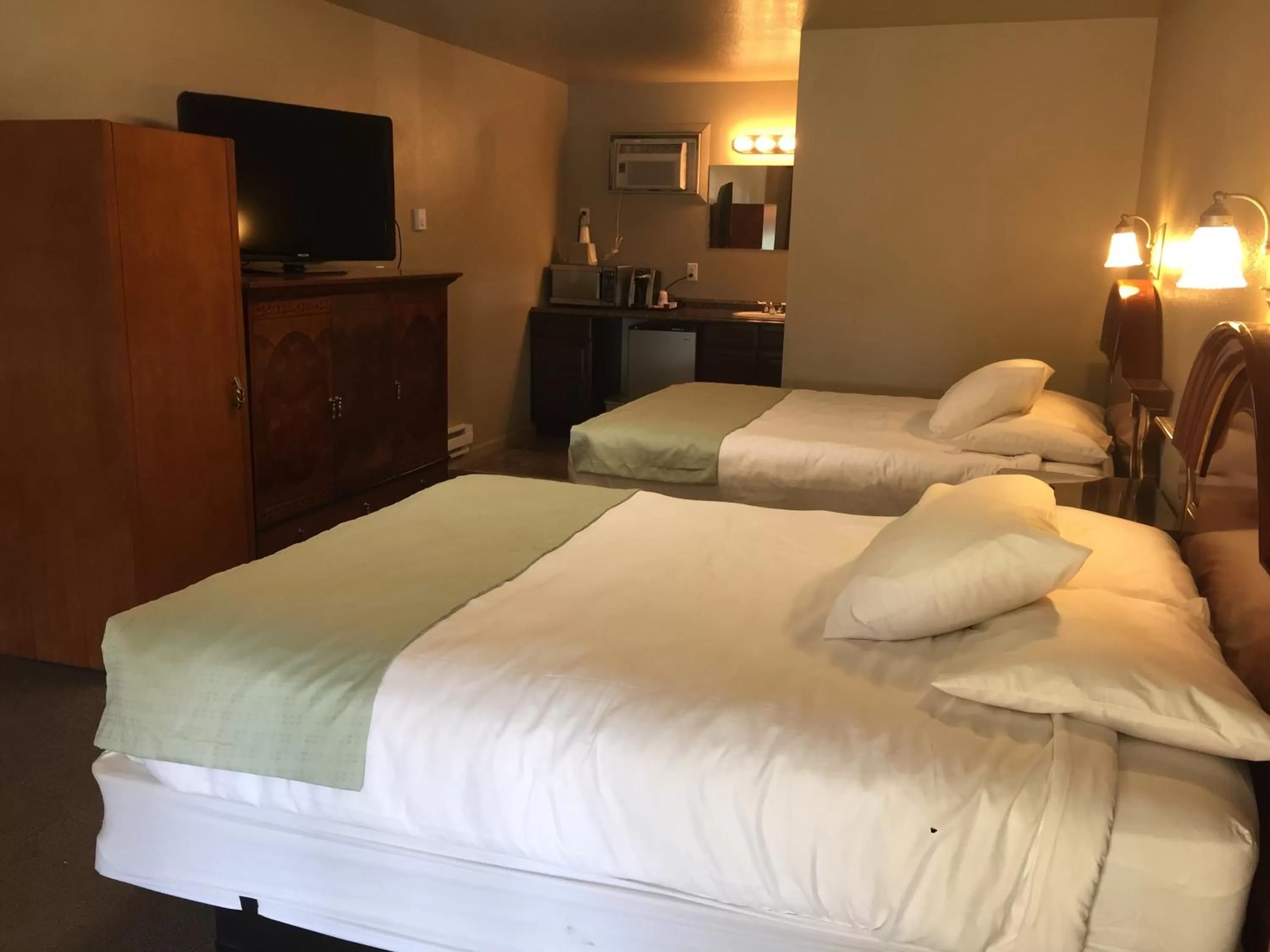 Photo of the whole room, Bed in Gateway Inn