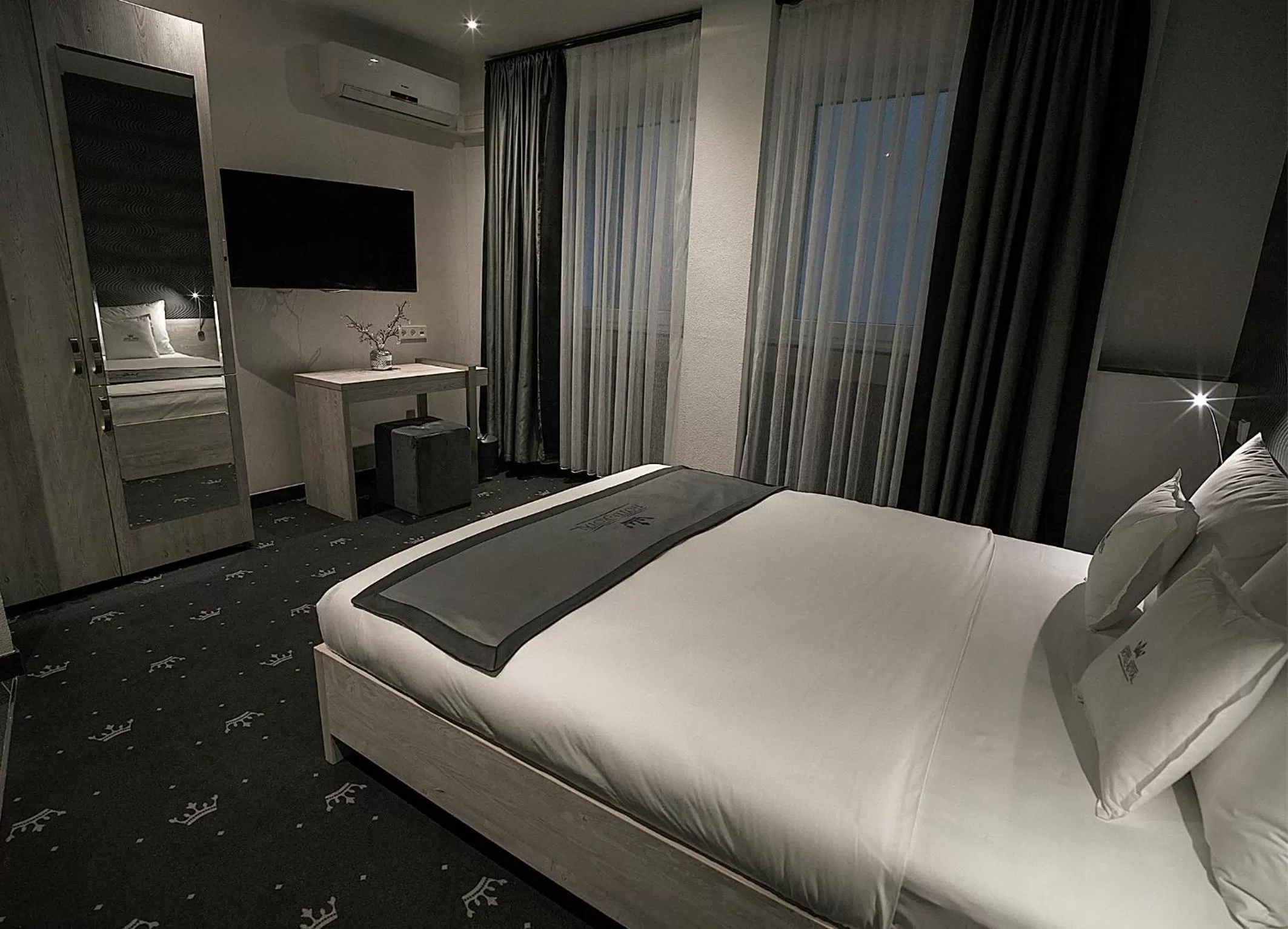 TV and multimedia, Bed in Hotel Royal