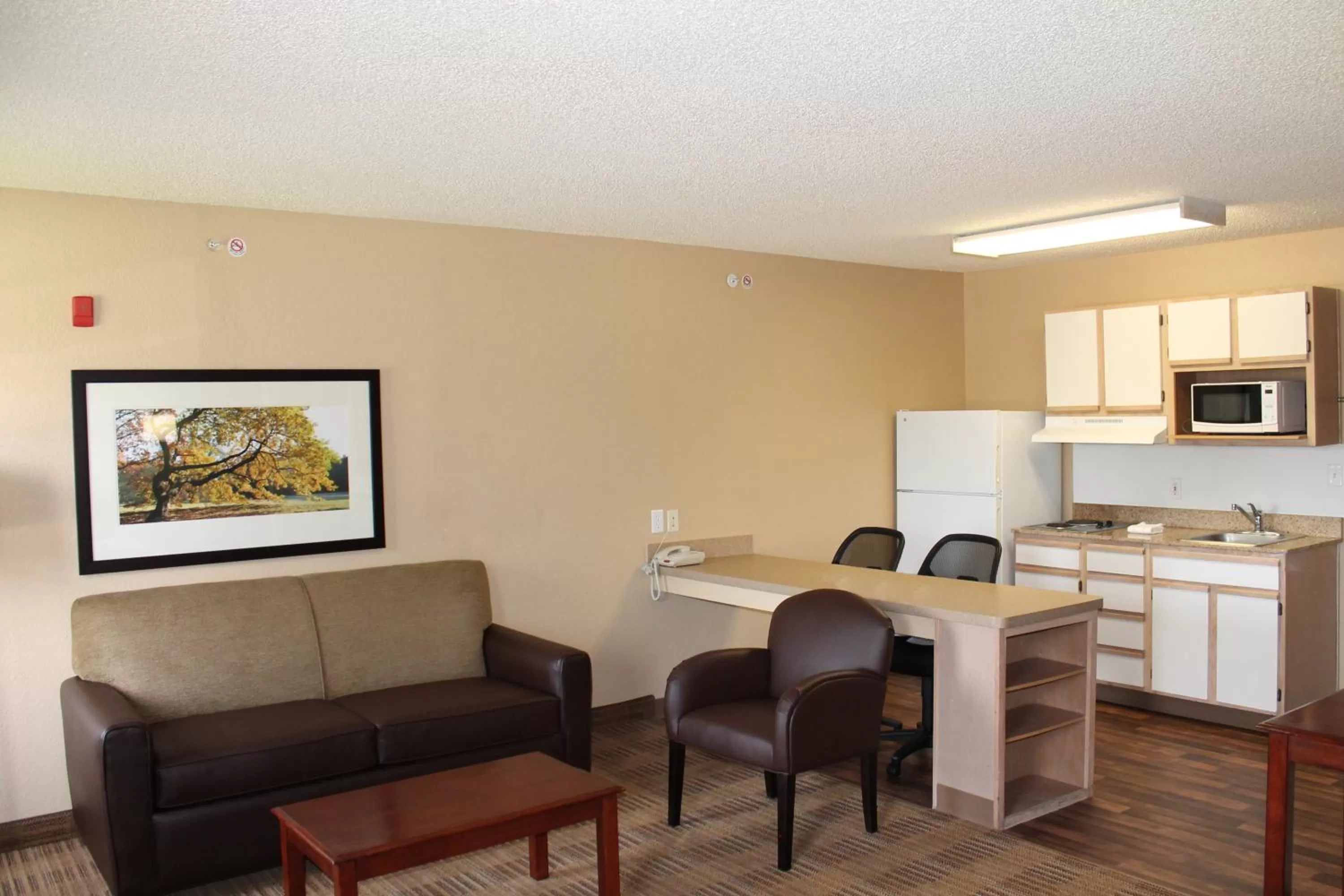 Kitchen or kitchenette in Extended Stay America Suites - Houston - Katy Freeway - Energy Corridor