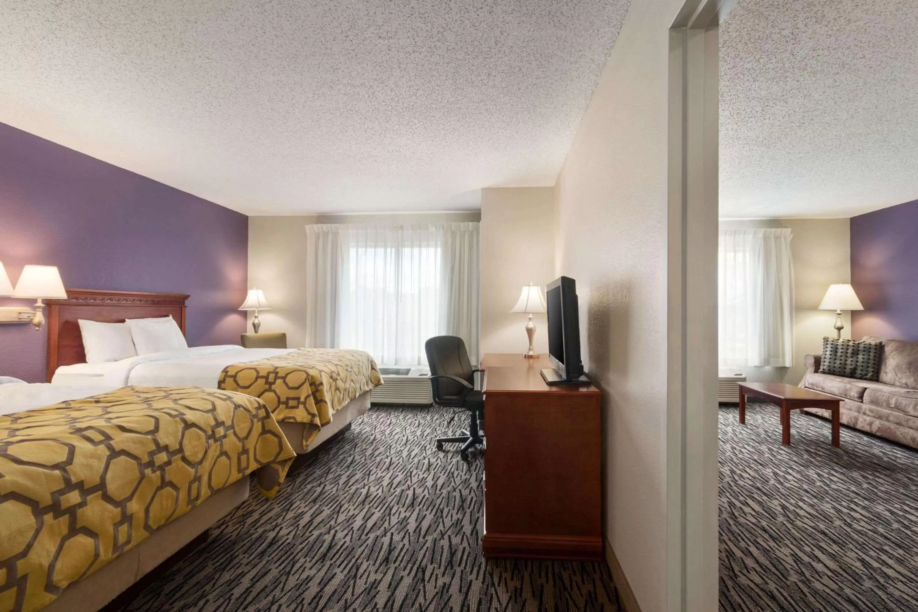 Photo of the whole room, Bed in Baymont by Wyndham Springfield I-44