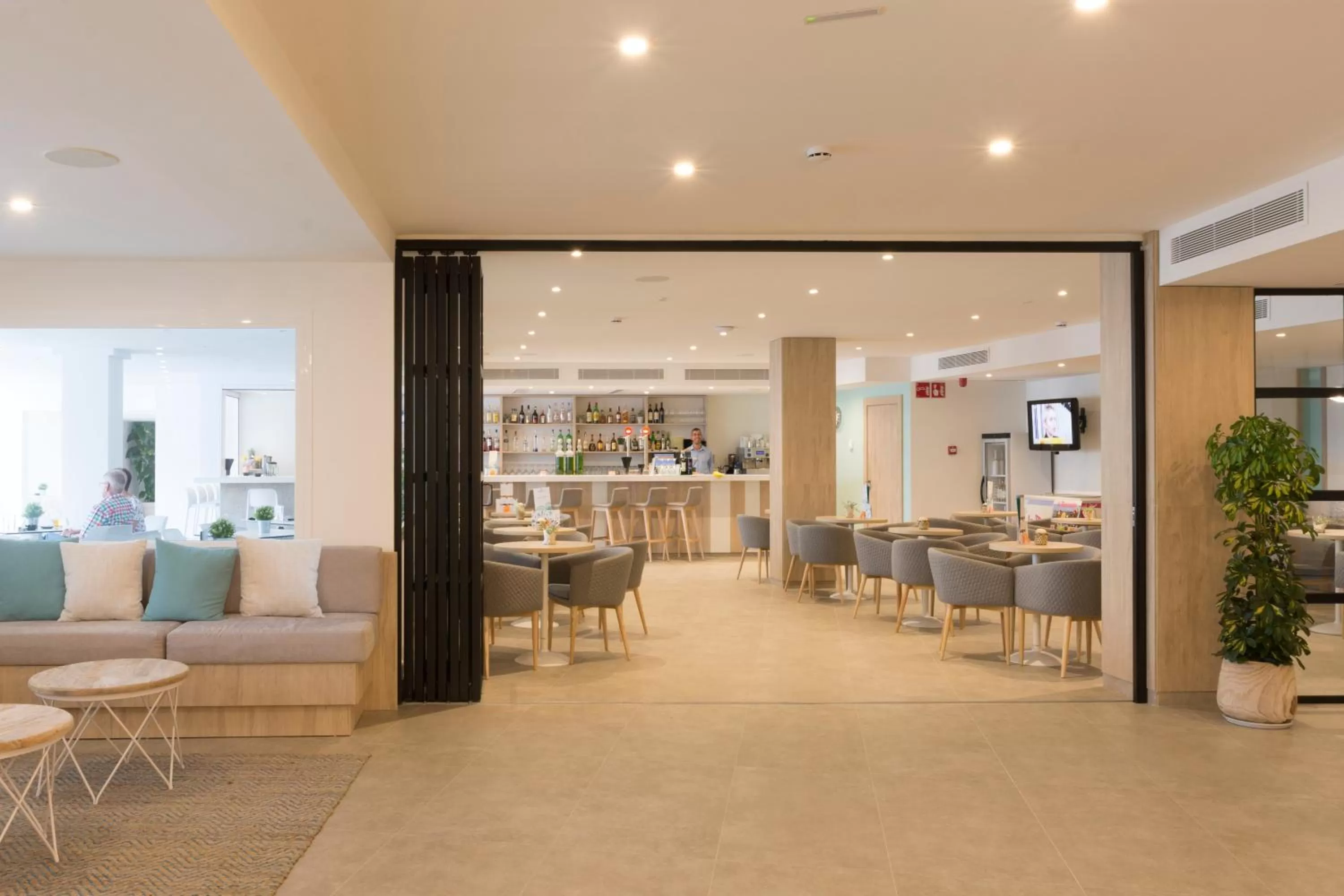 Restaurant/places to eat in HSM Linda Playa