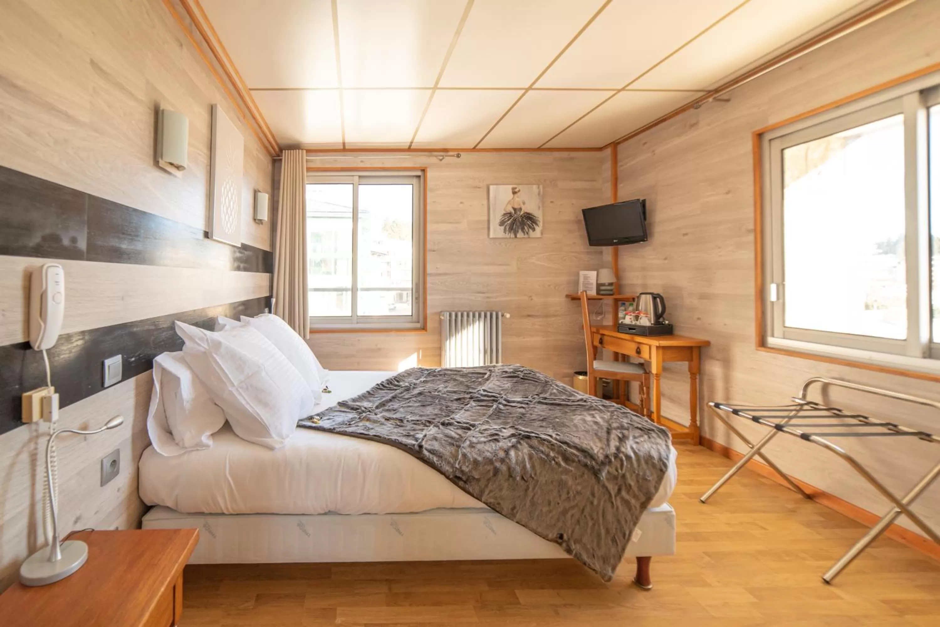 Bedroom, Bed in Hotel des Pyrénées