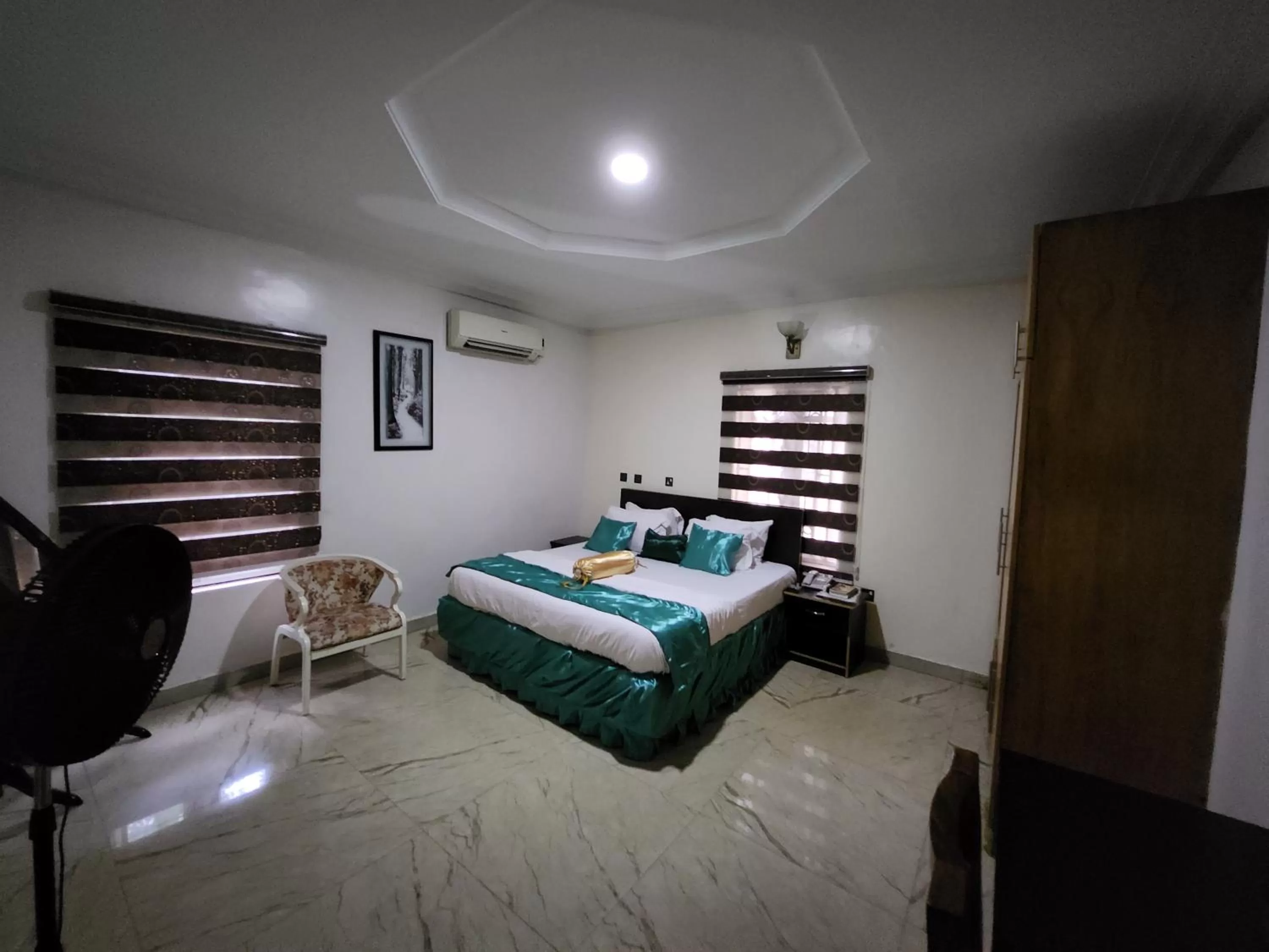 Bed in Nue-Crest Hotels & Suites