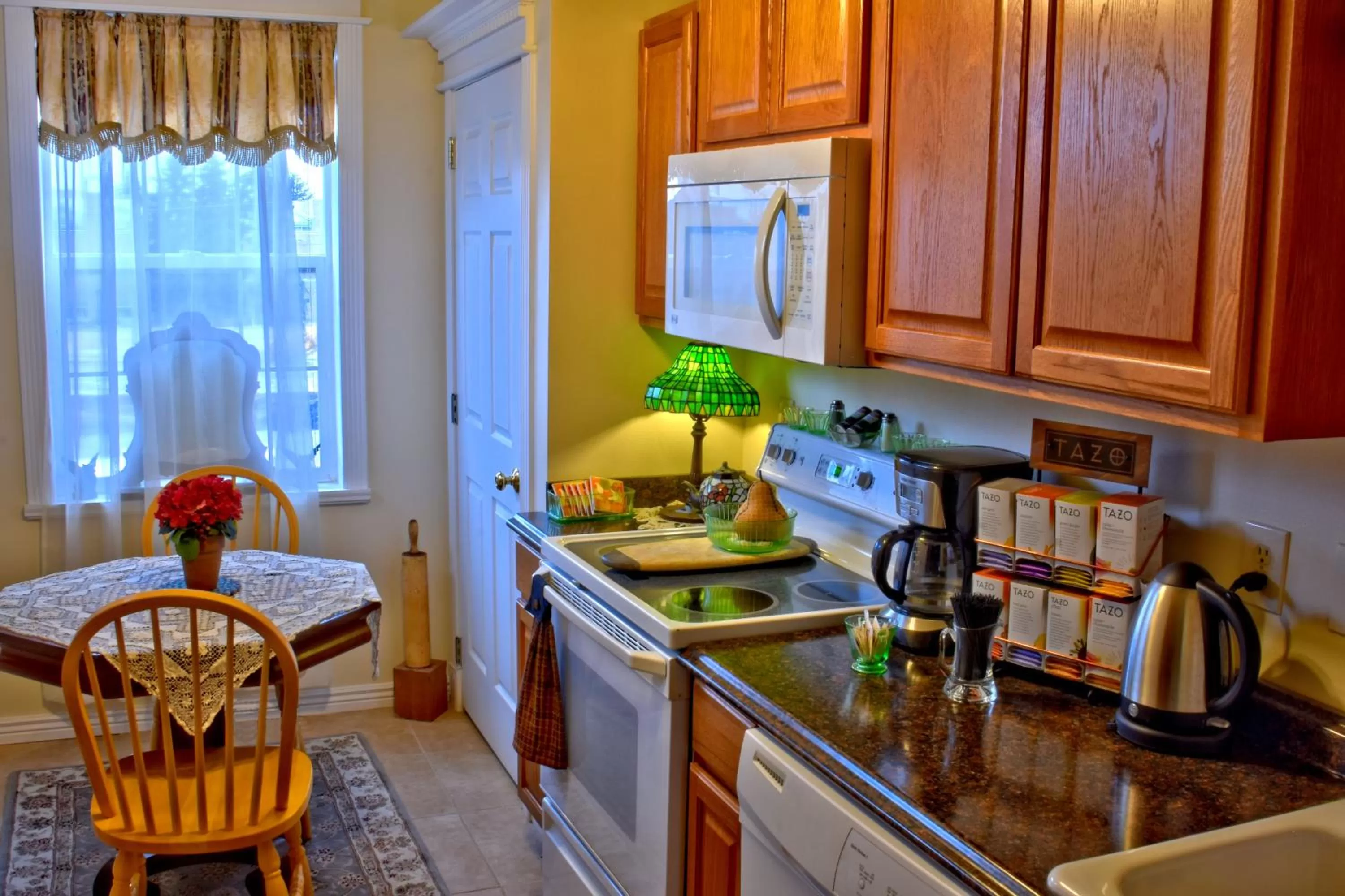 Communal kitchen, Kitchen/Kitchenette in Big Yellow Inn