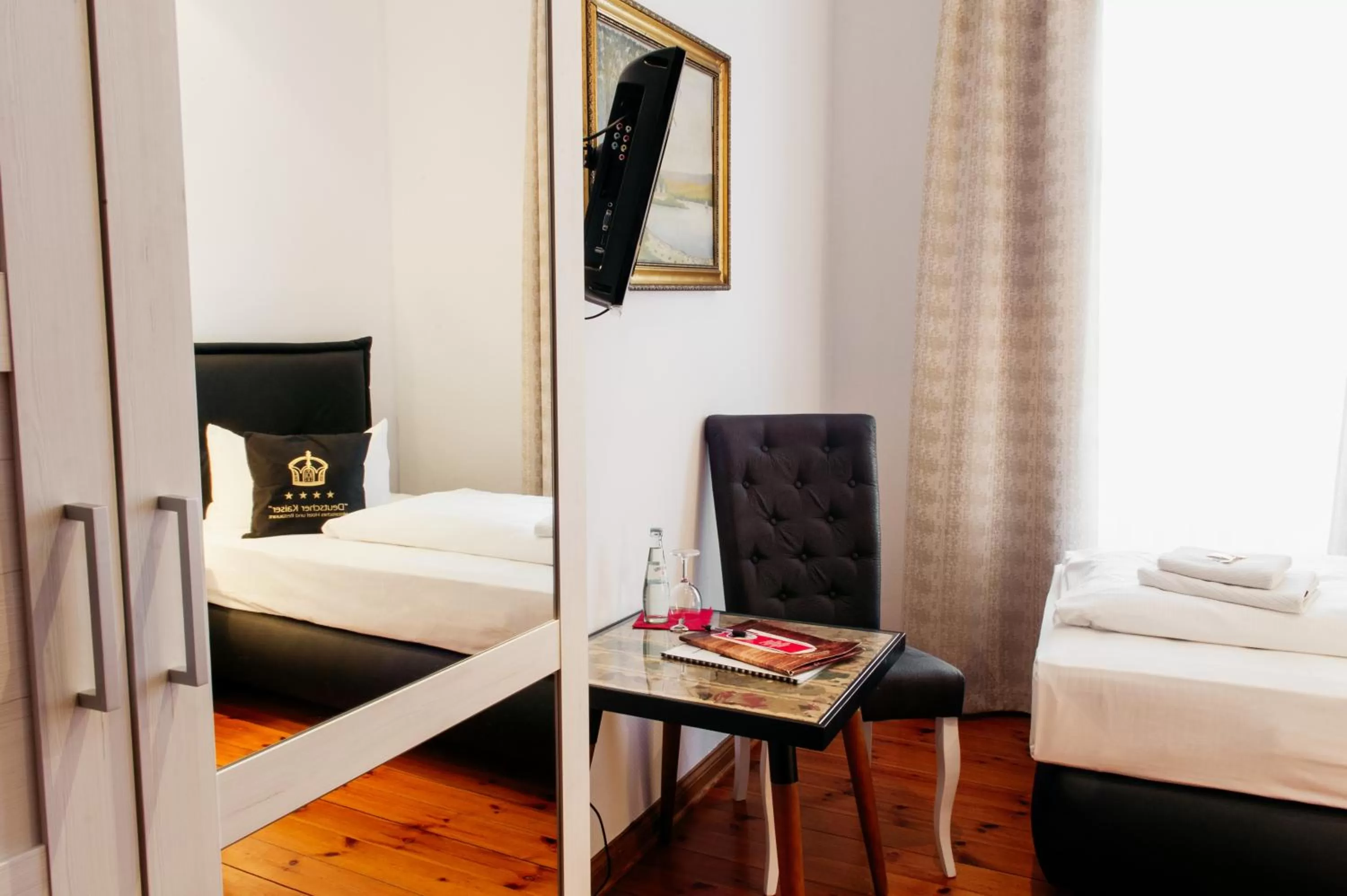 Photo of the whole room, Bed in Hotel & Restaurant "Deutscher Kaiser"