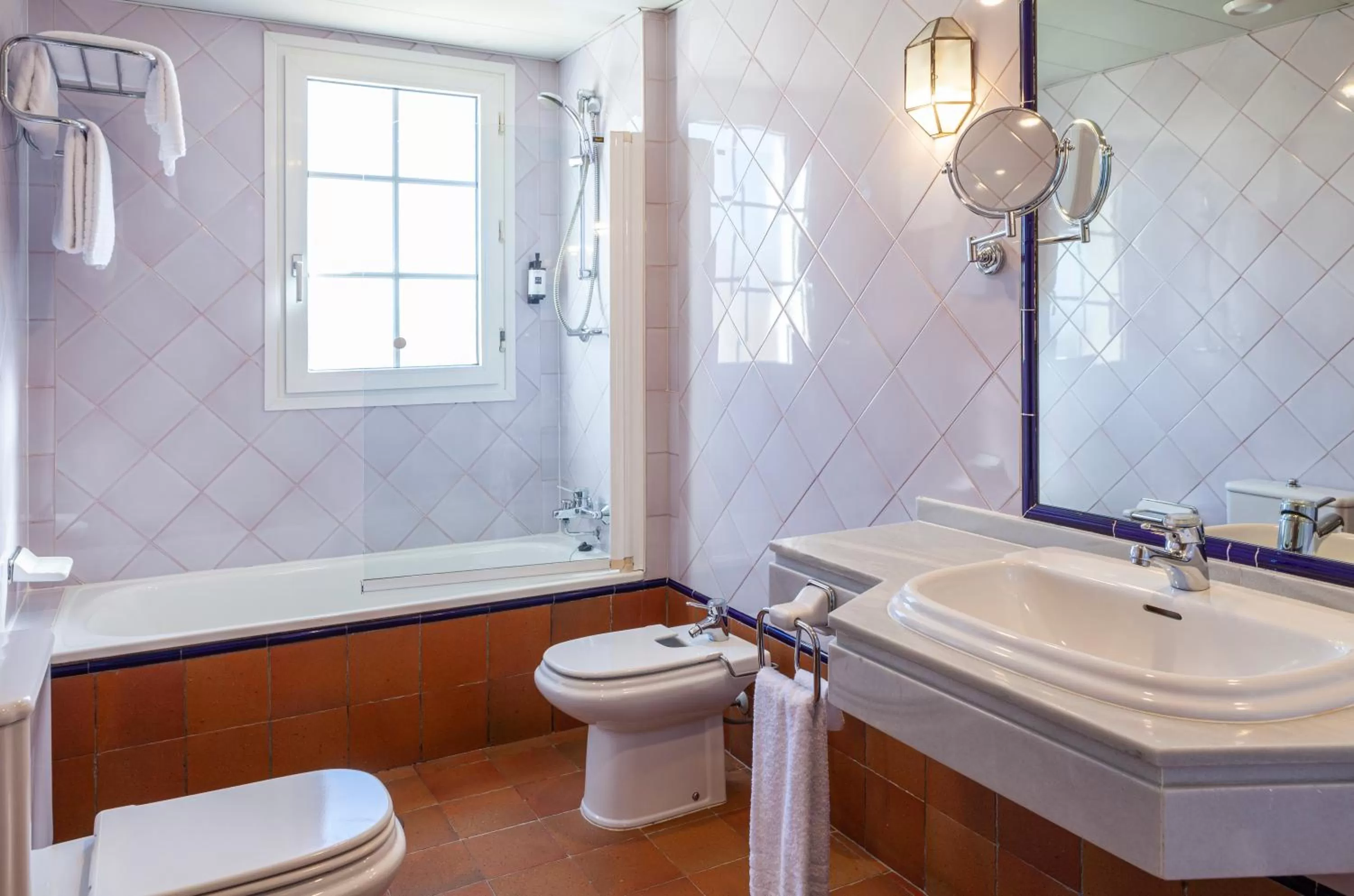 Toilet in Hotel Macià Alfaros