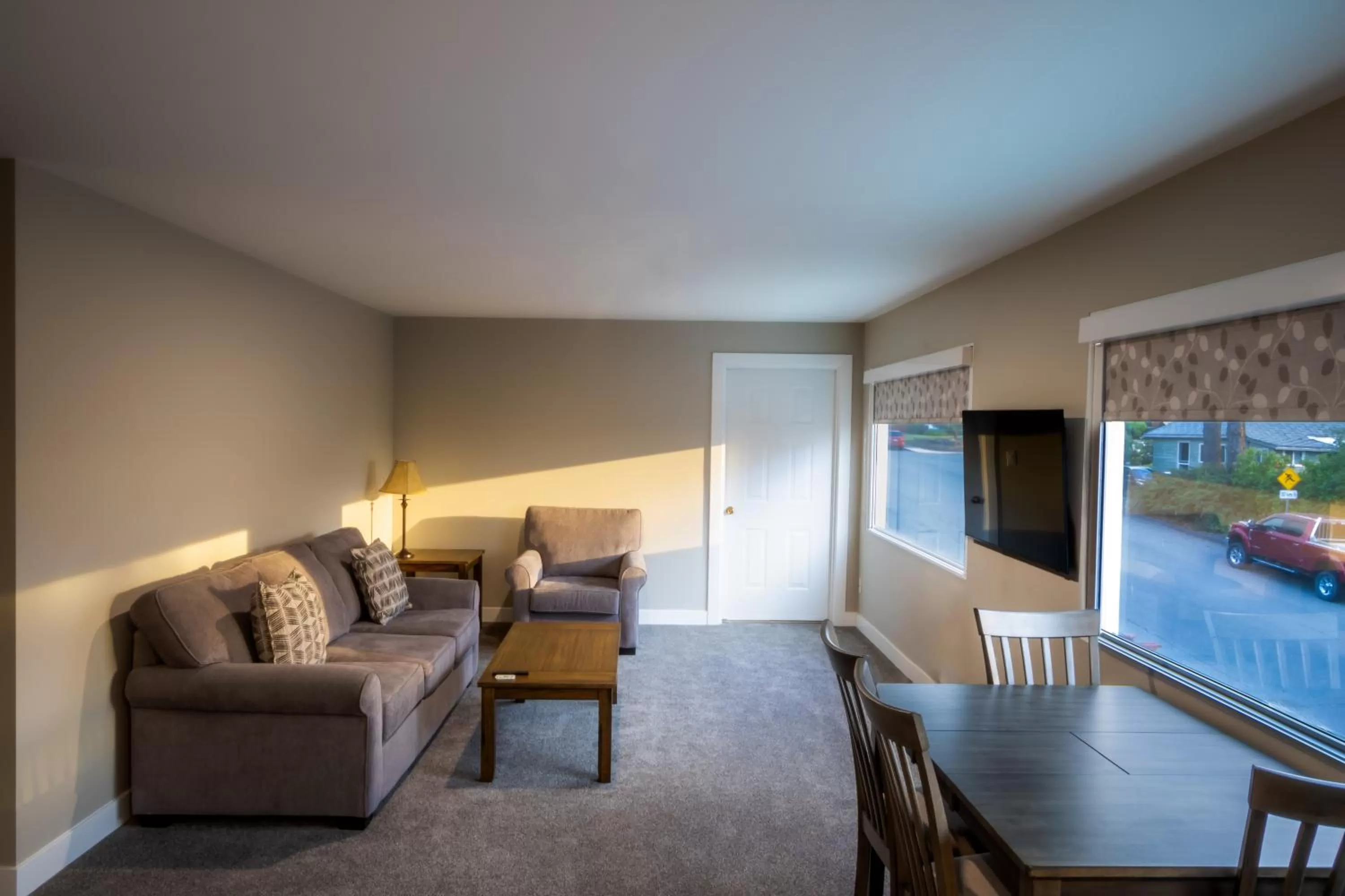 Living room in Scott's Inn & Suites