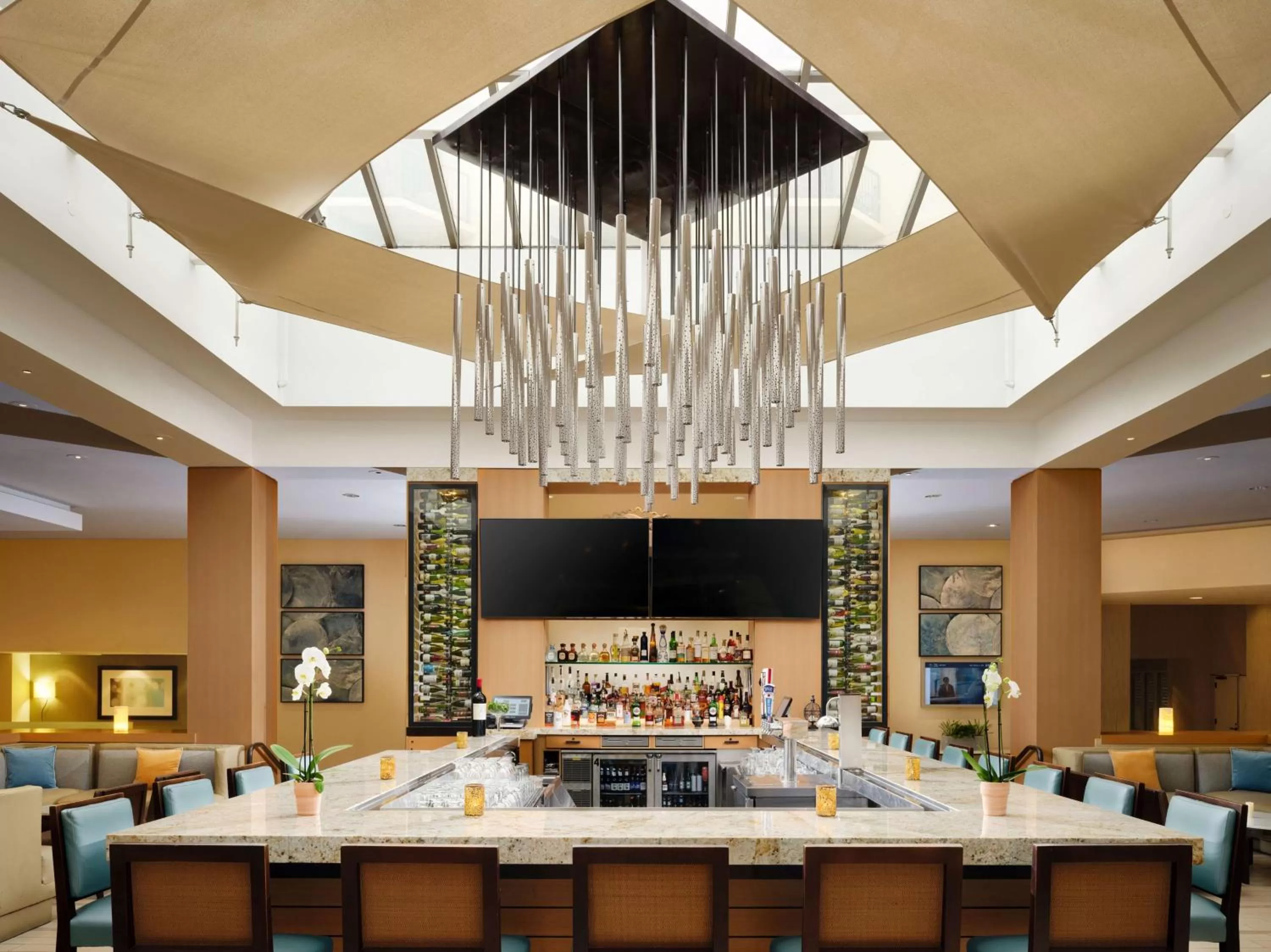 Lounge or bar in Sonesta Redondo Beach and Marina