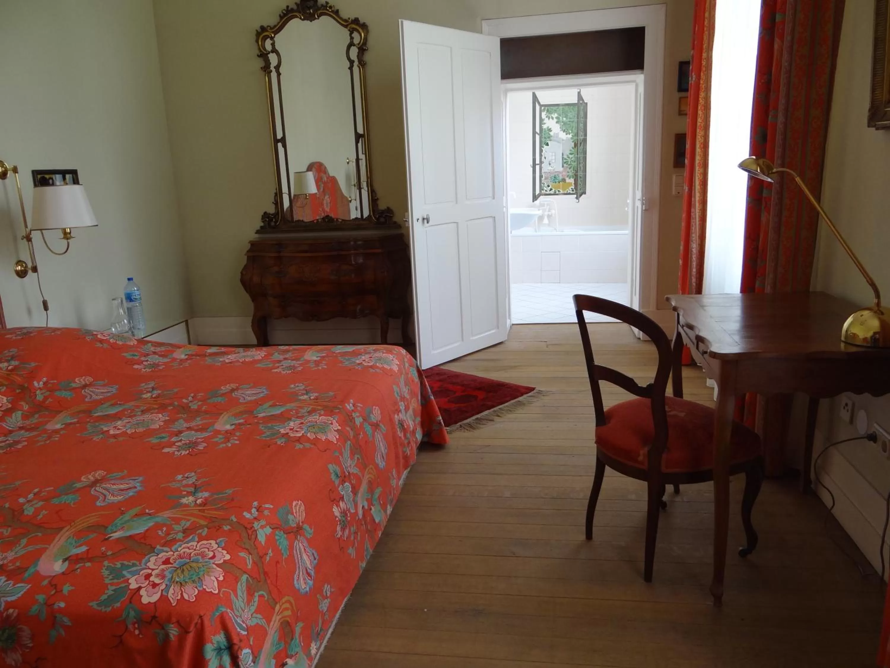 Nearby landmark, Bed in Château Mesny