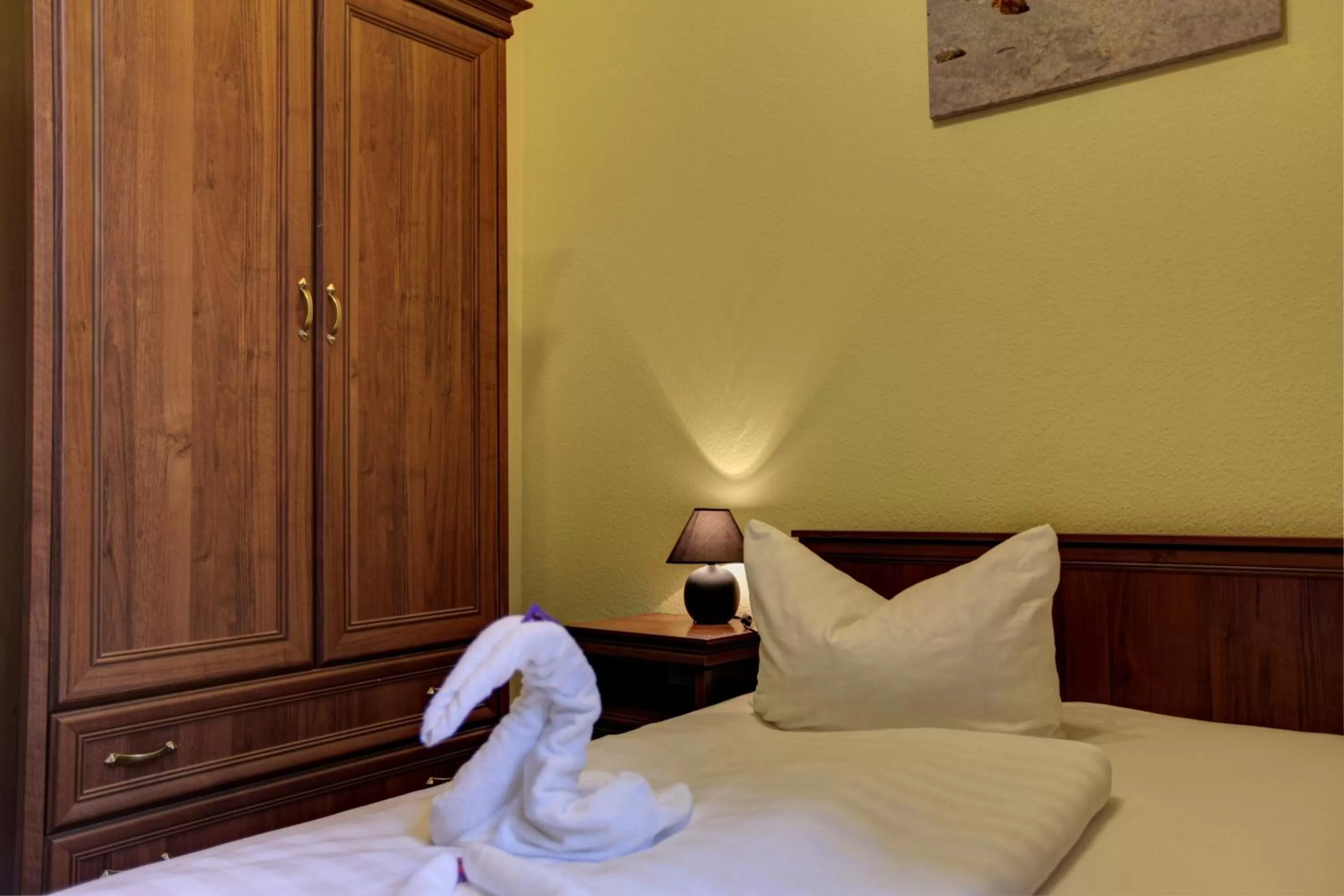 Bed in Hotel Pension Bernstein am Kurfürstendamm