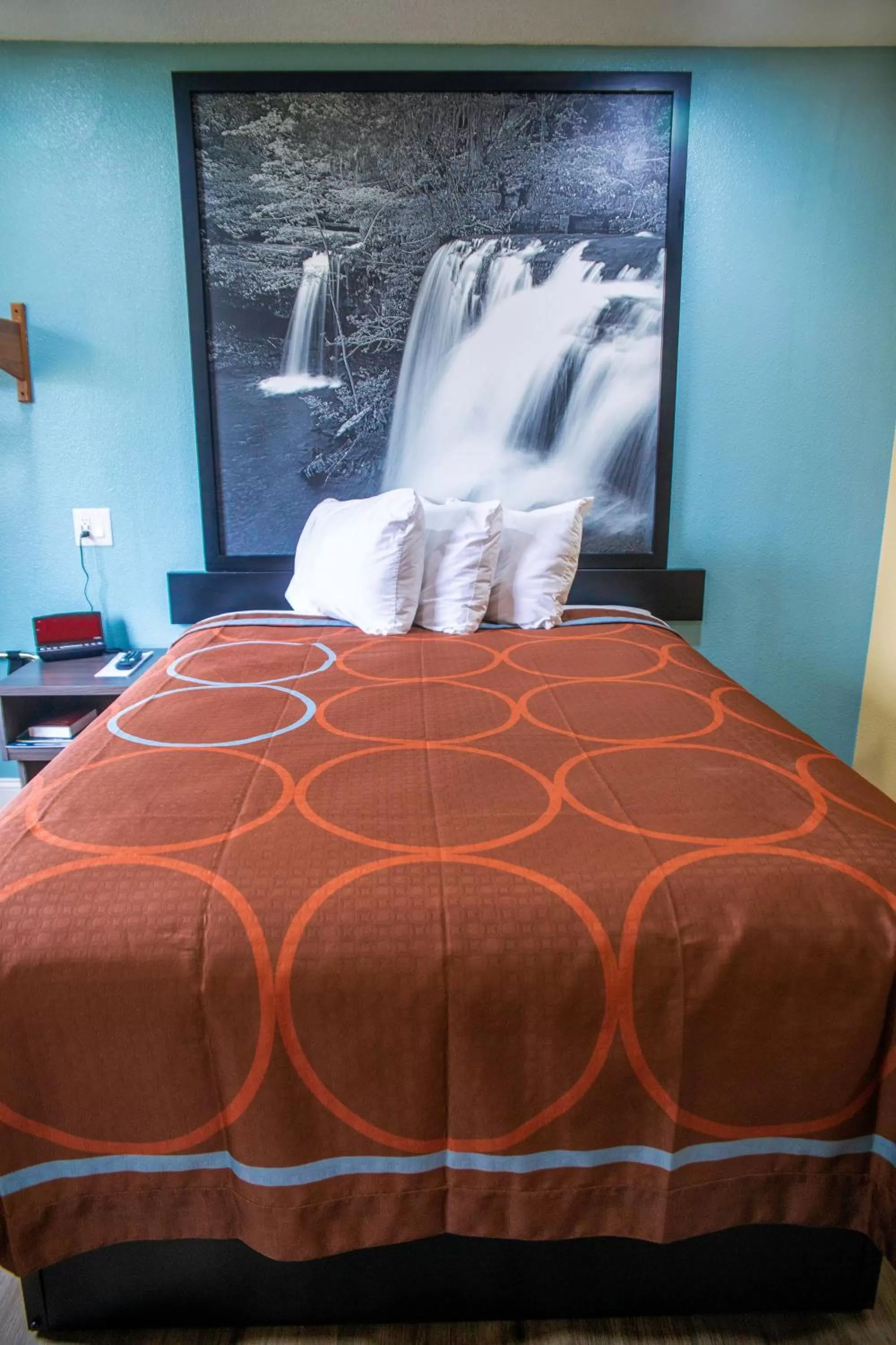 Bed in Super 8 by Wyndham Mountain Home