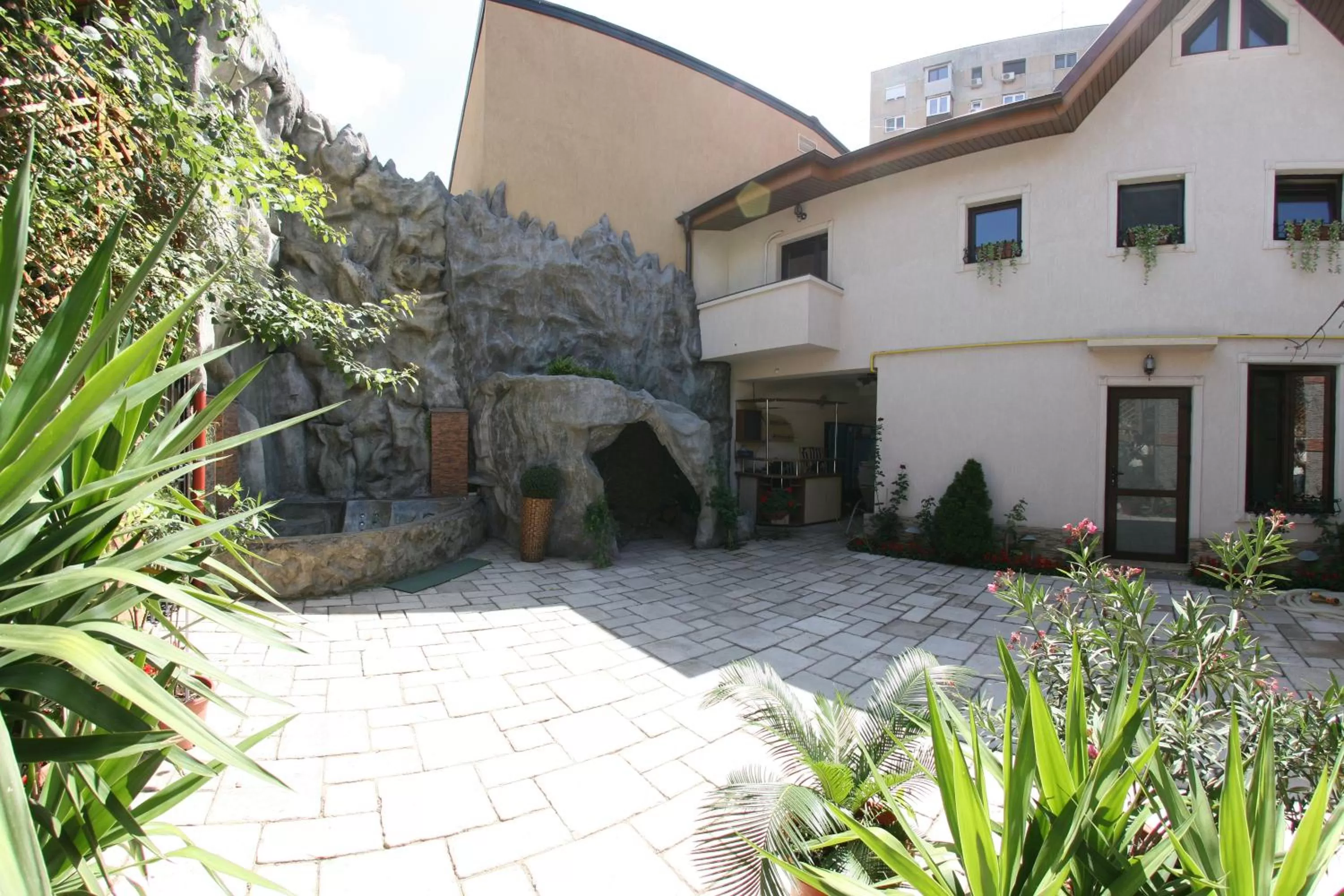 Facade/entrance, Property Building in City Garden Rooms and Apartments