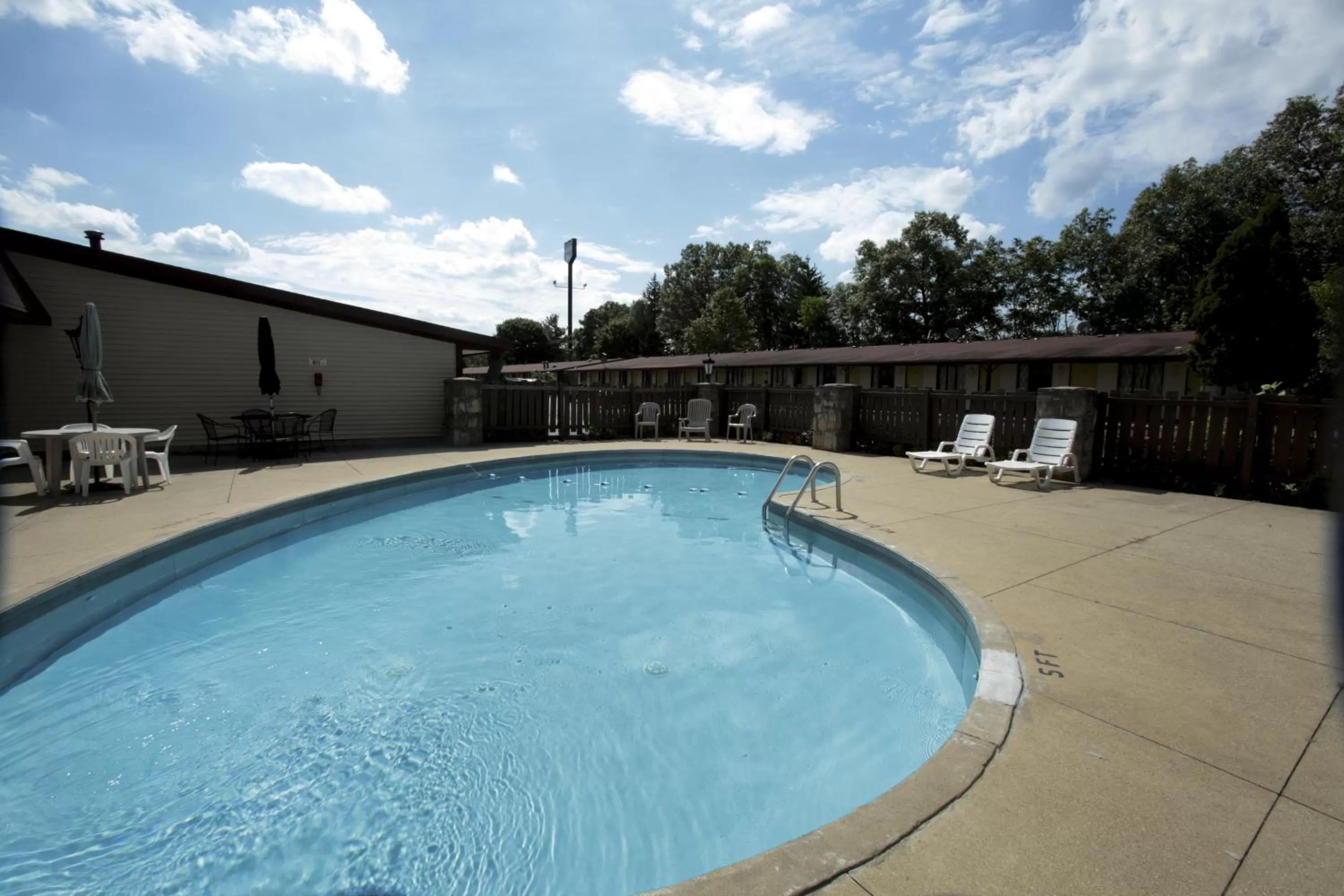 Swimming pool in Knights Inn - Battle Creek