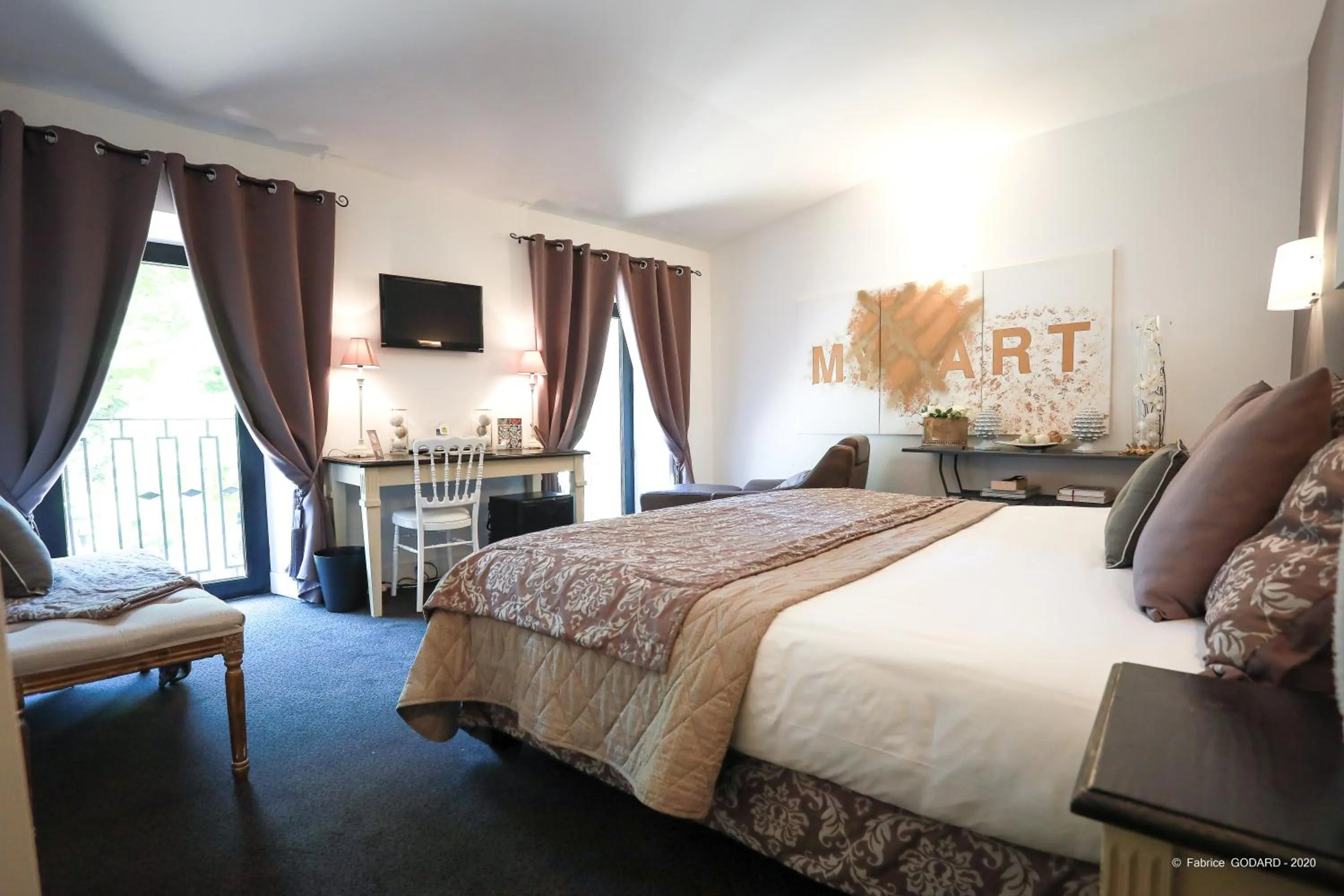 Bed in Logis Hôtel Restaurant du Parc