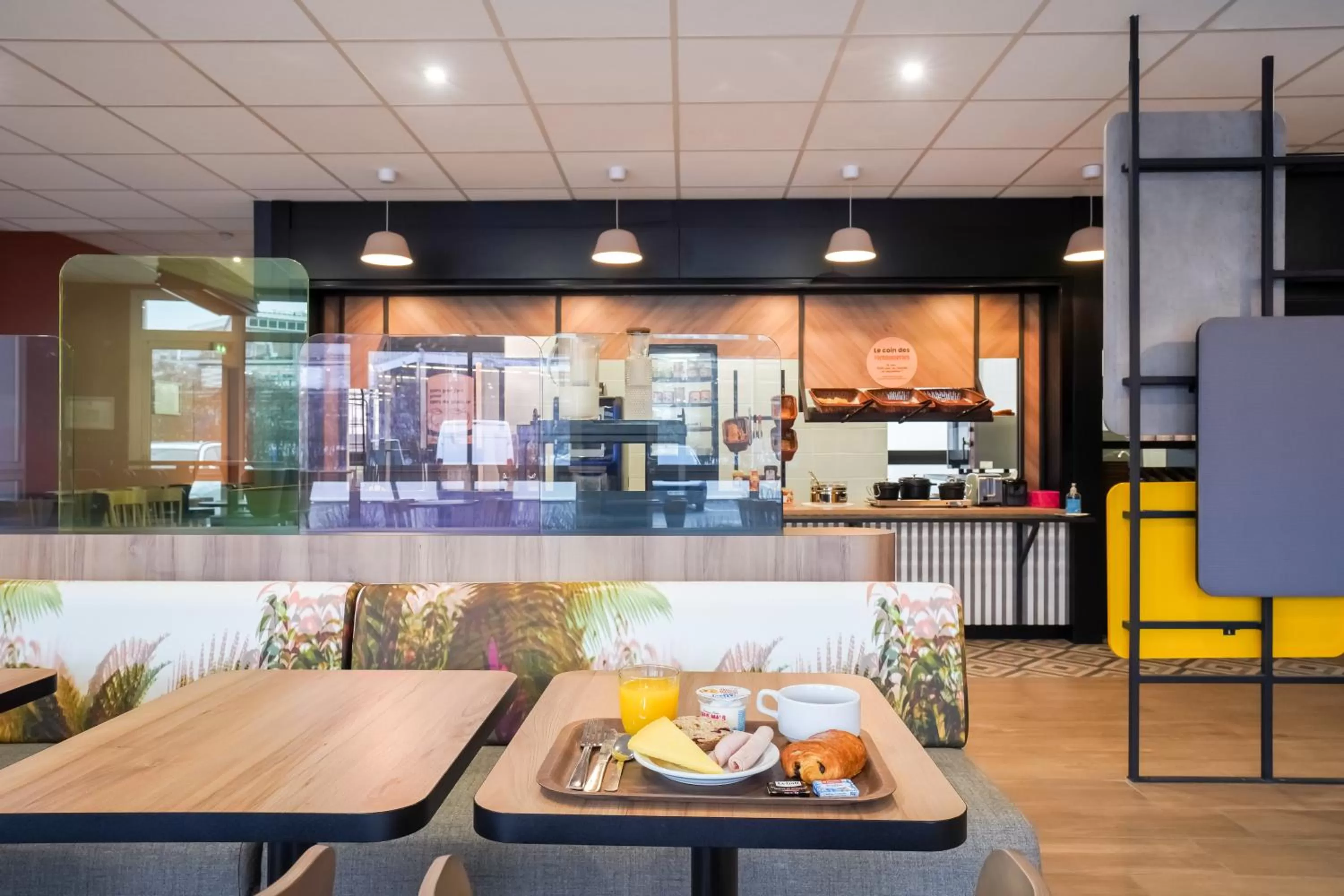 Buffet breakfast in B&B HOTEL Paris Rosny-sous-Bois