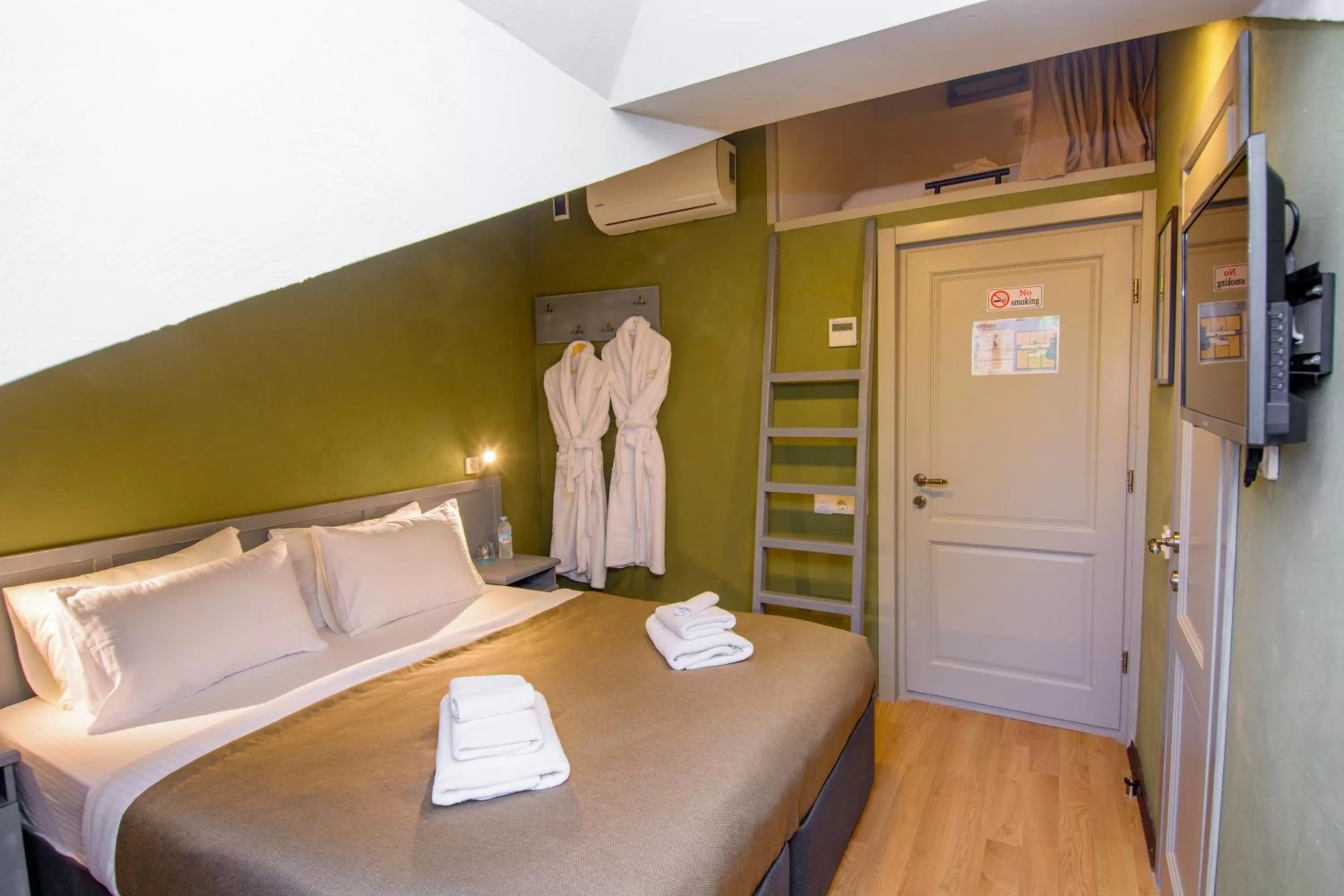 Photo of the whole room, Bed in Kindli Hotel