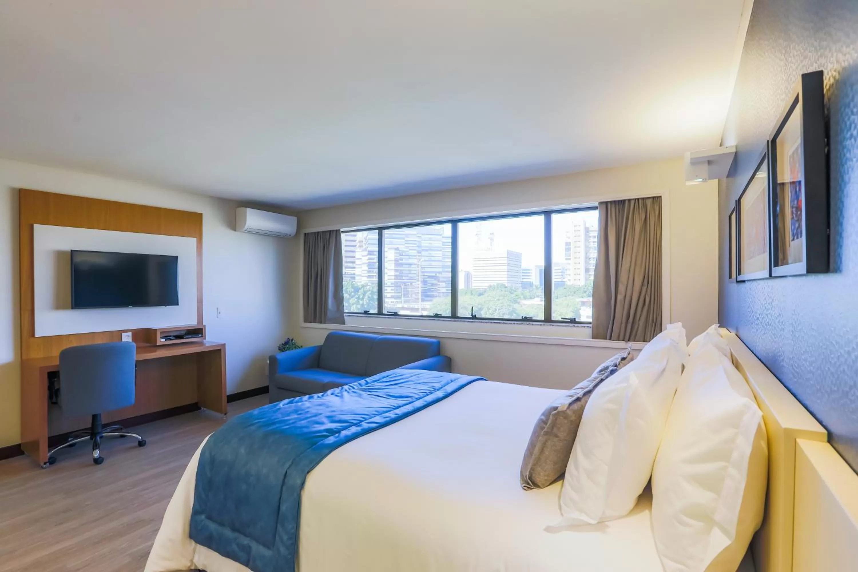 Photo of the whole room, Bed in Comfort Suites Brasília