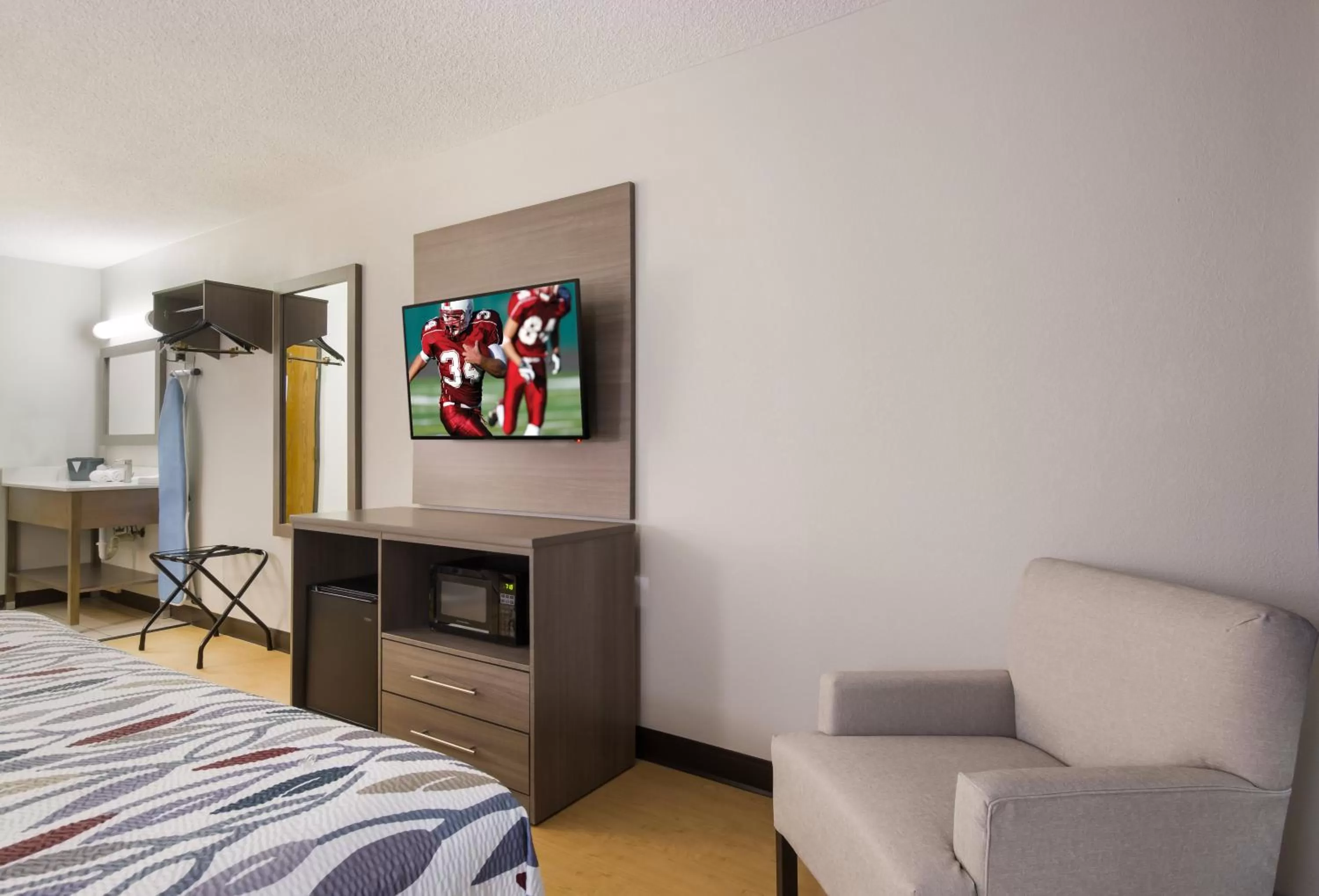 Photo of the whole room, Bed in Red Roof Inn Lawrenceburg