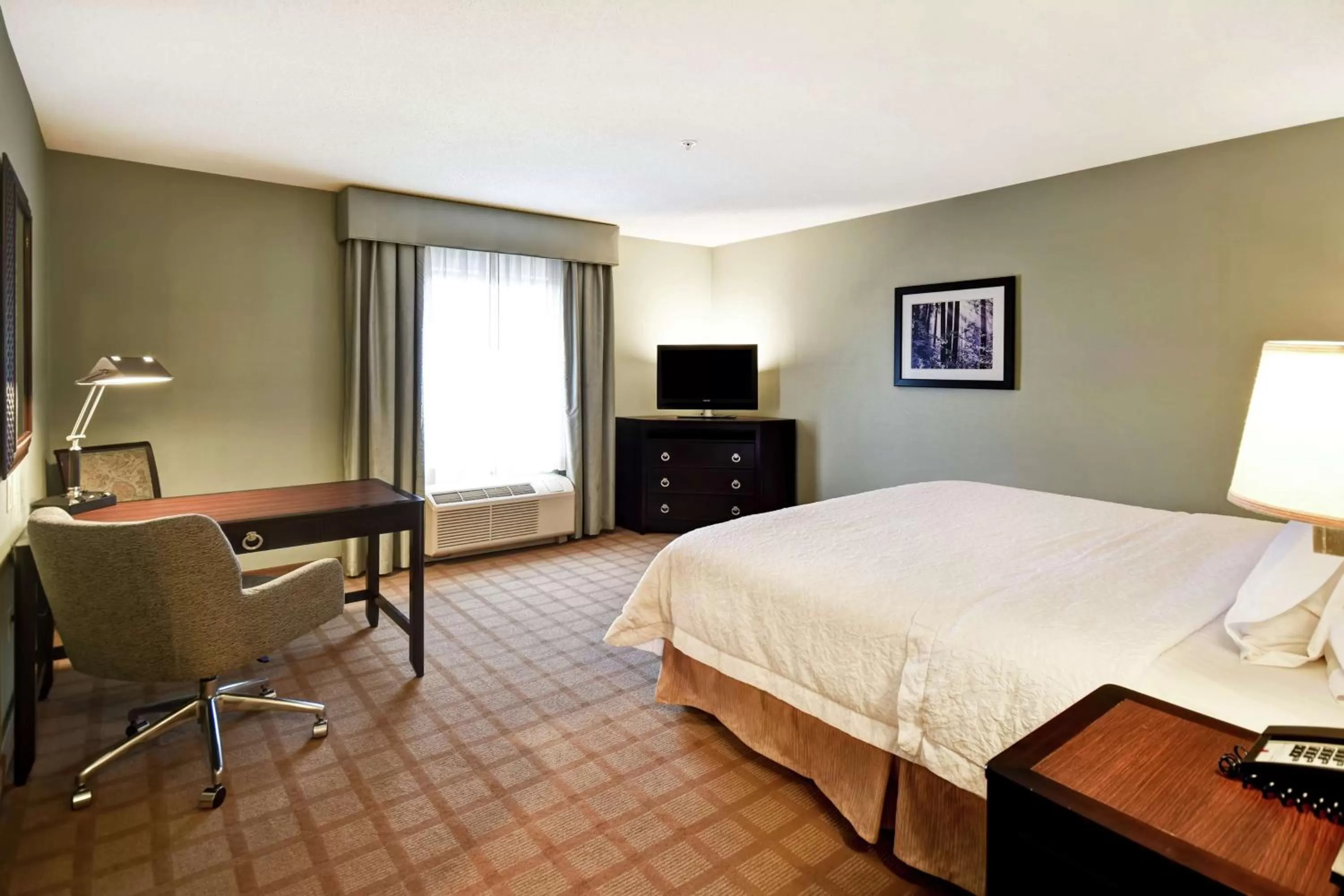 Bedroom, Bed in Hampton Inn & Suites Detroit-Canton