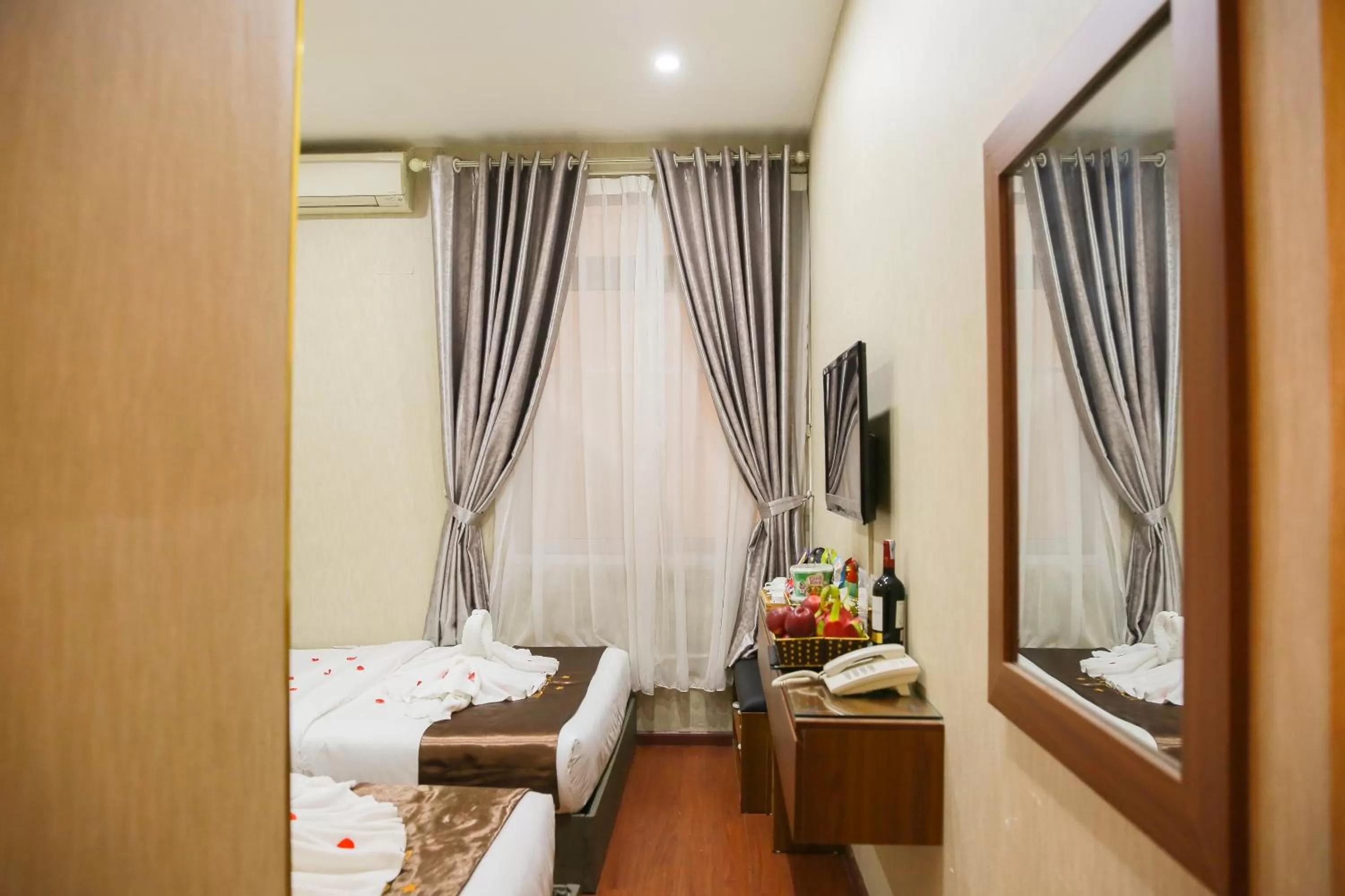 Communal lounge/ TV room, Seating Area in Royal Hotel