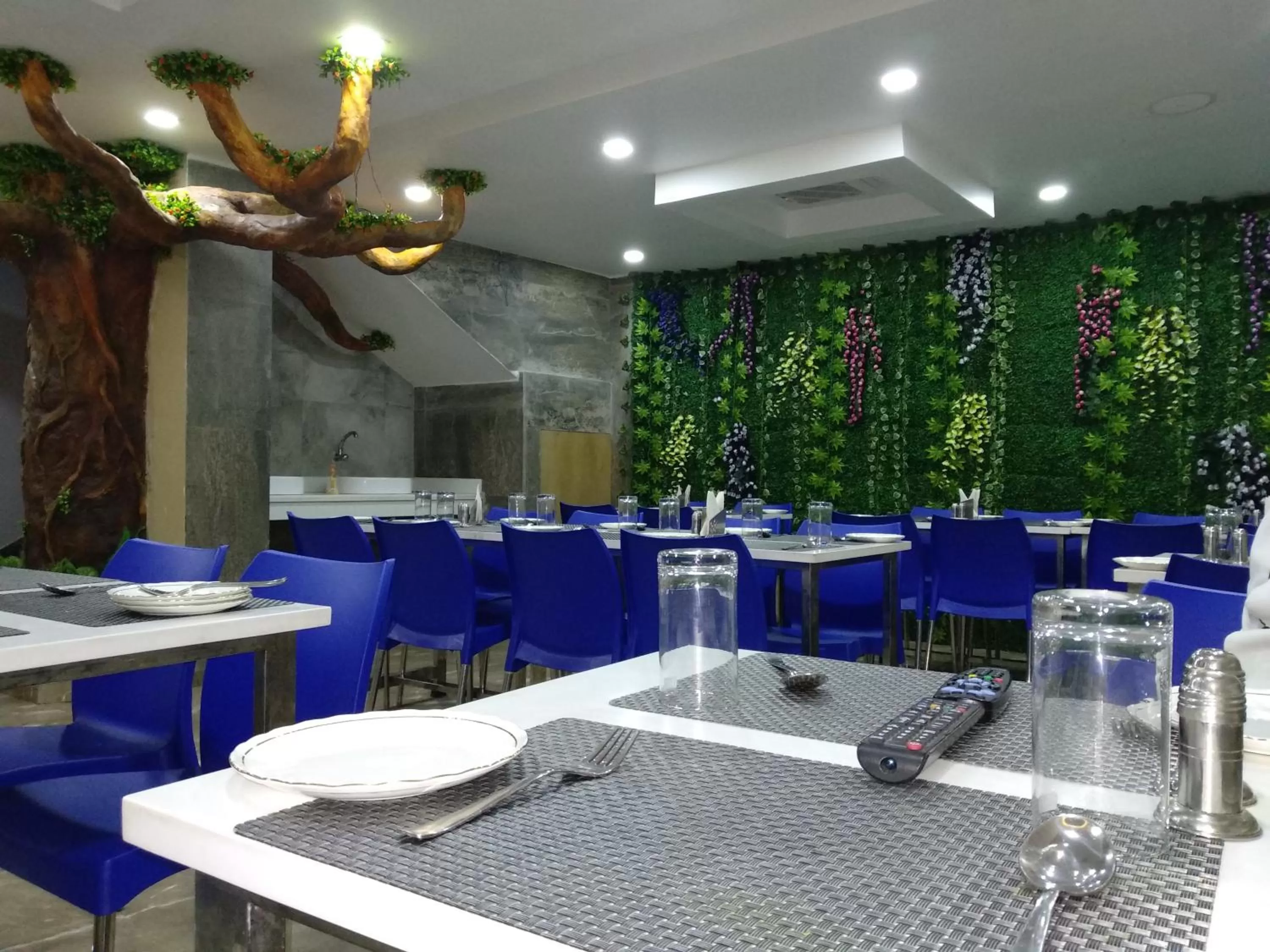 Restaurant/places to eat in Hotel Shreemoyee Inn - Kamakhya Temple