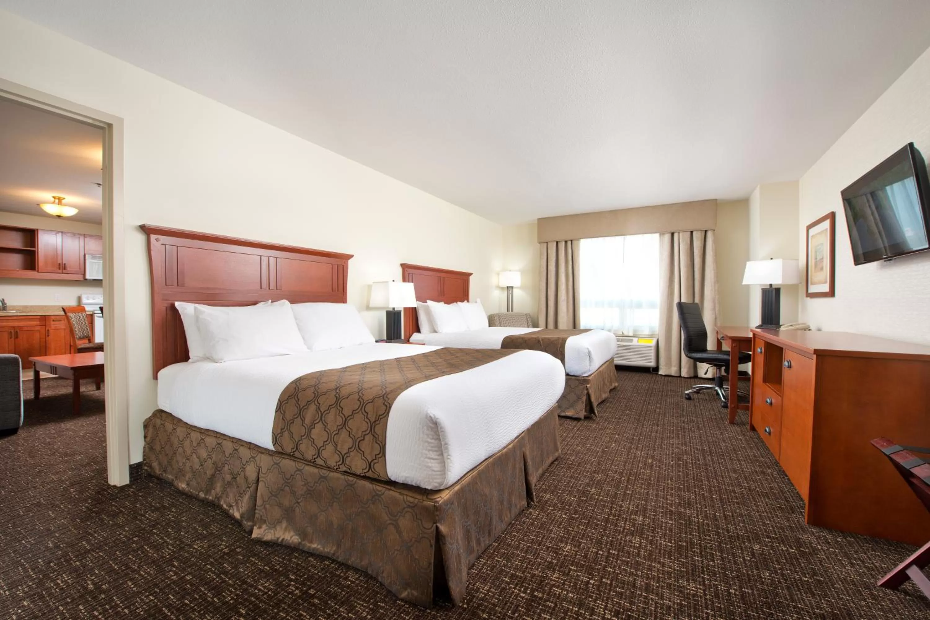 Photo of the whole room, Bed in Gold Eagle Lodge