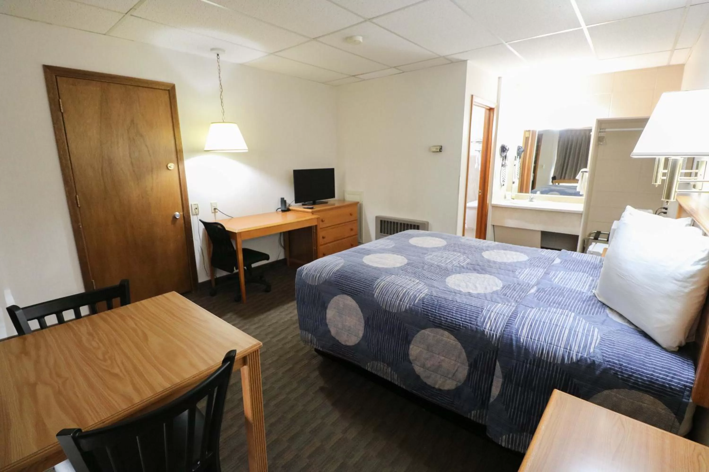 Photo of the whole room, Bed in Bear Lodge Motel