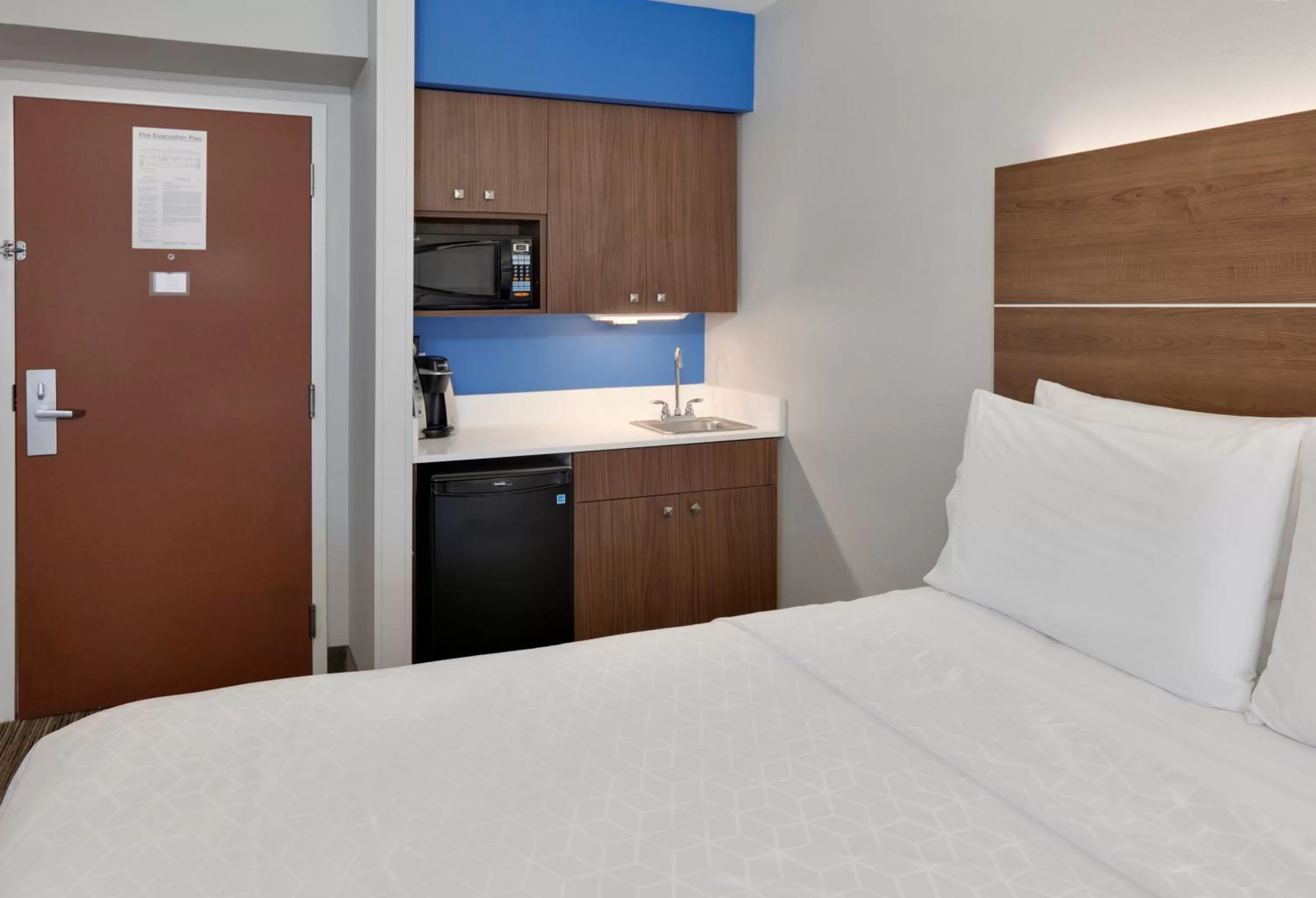 Photo of the whole room, Bed in Holiday Inn Express & Suites Irving Conv Ctr - Las Colinas by IHG