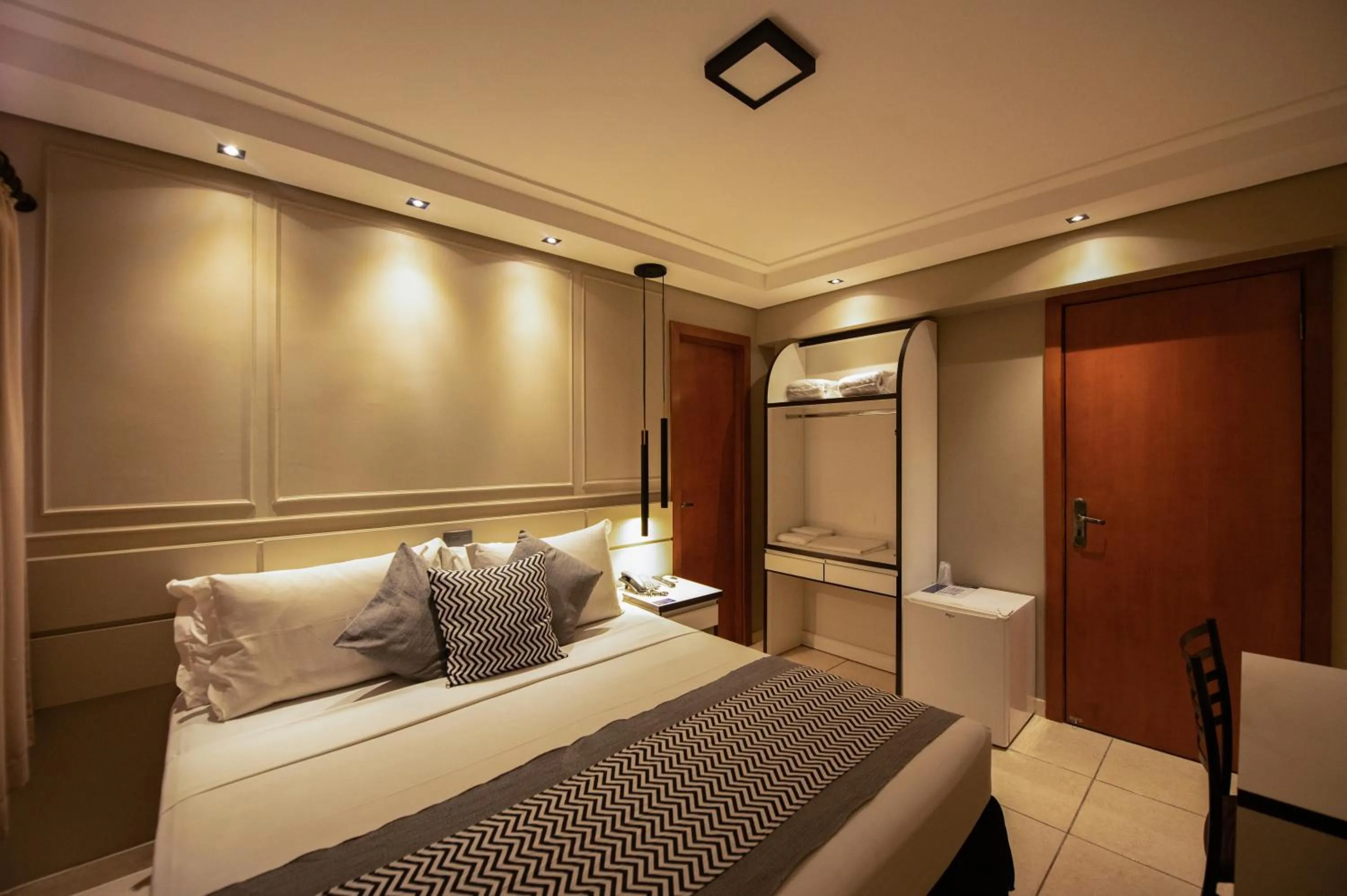 Bathroom, Bed in Havana Palace Hotel II