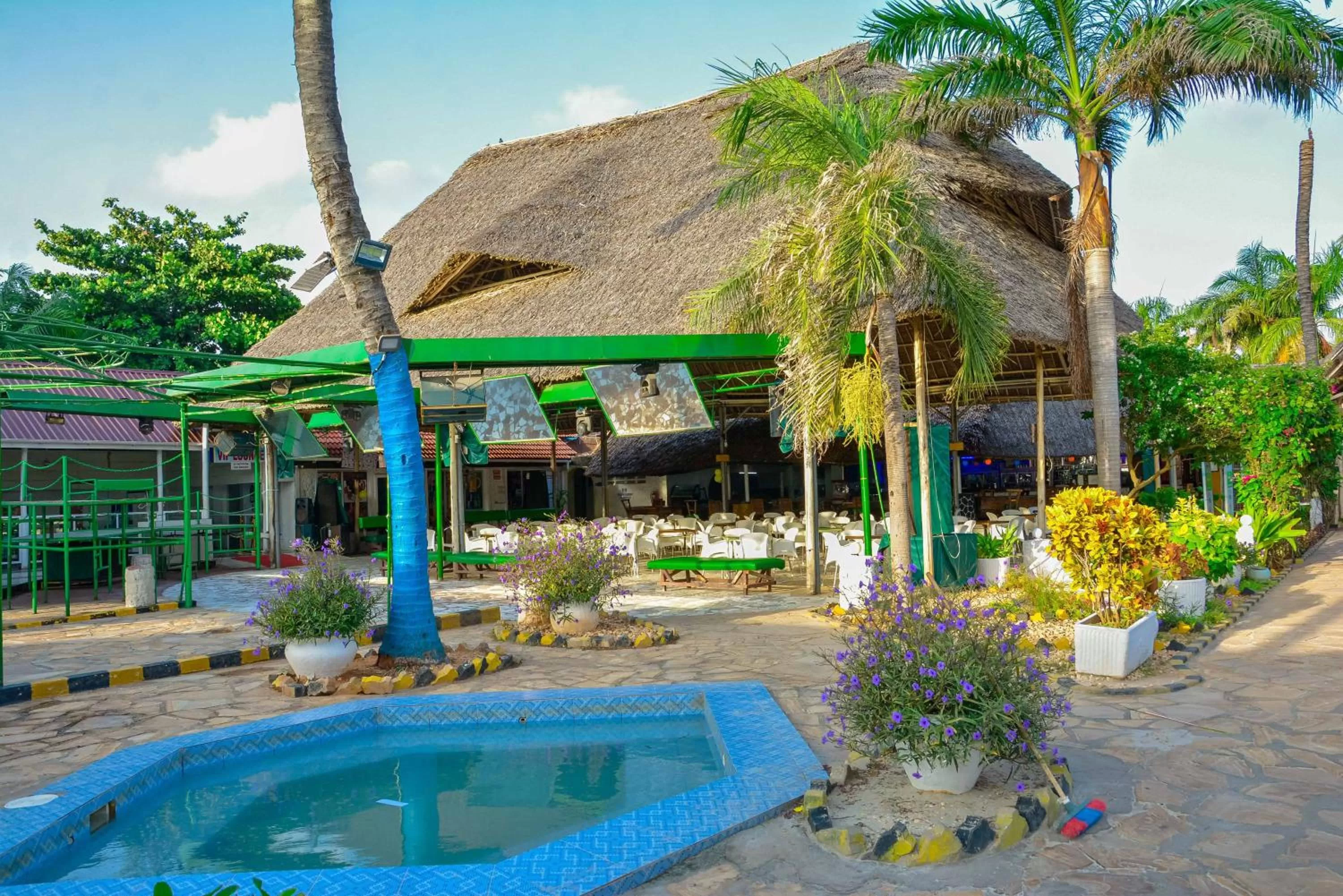 Swimming pool in Best Western Jangwani Sea Breeze Resort