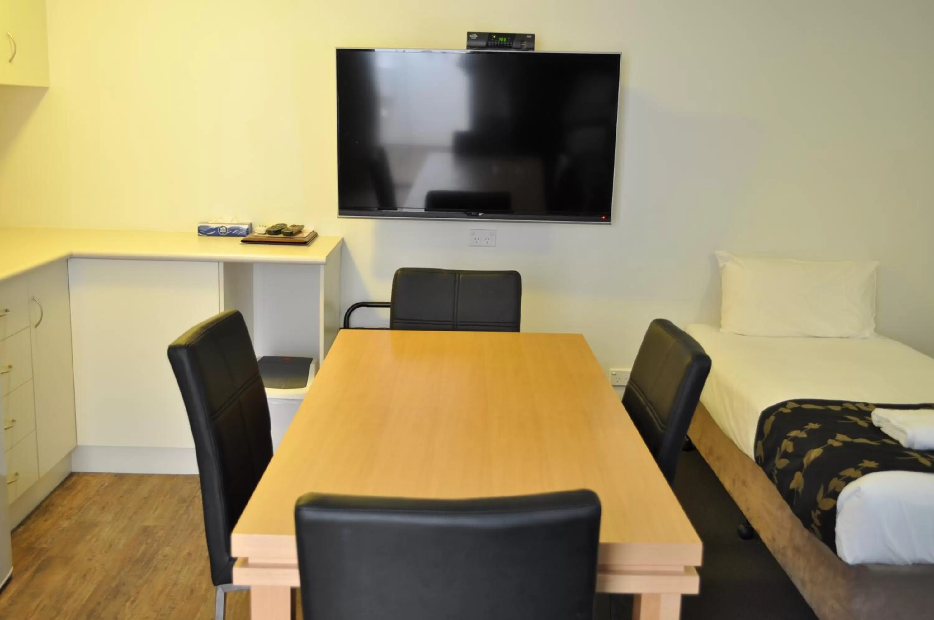 Bed in Albury Burvale Motor Inn