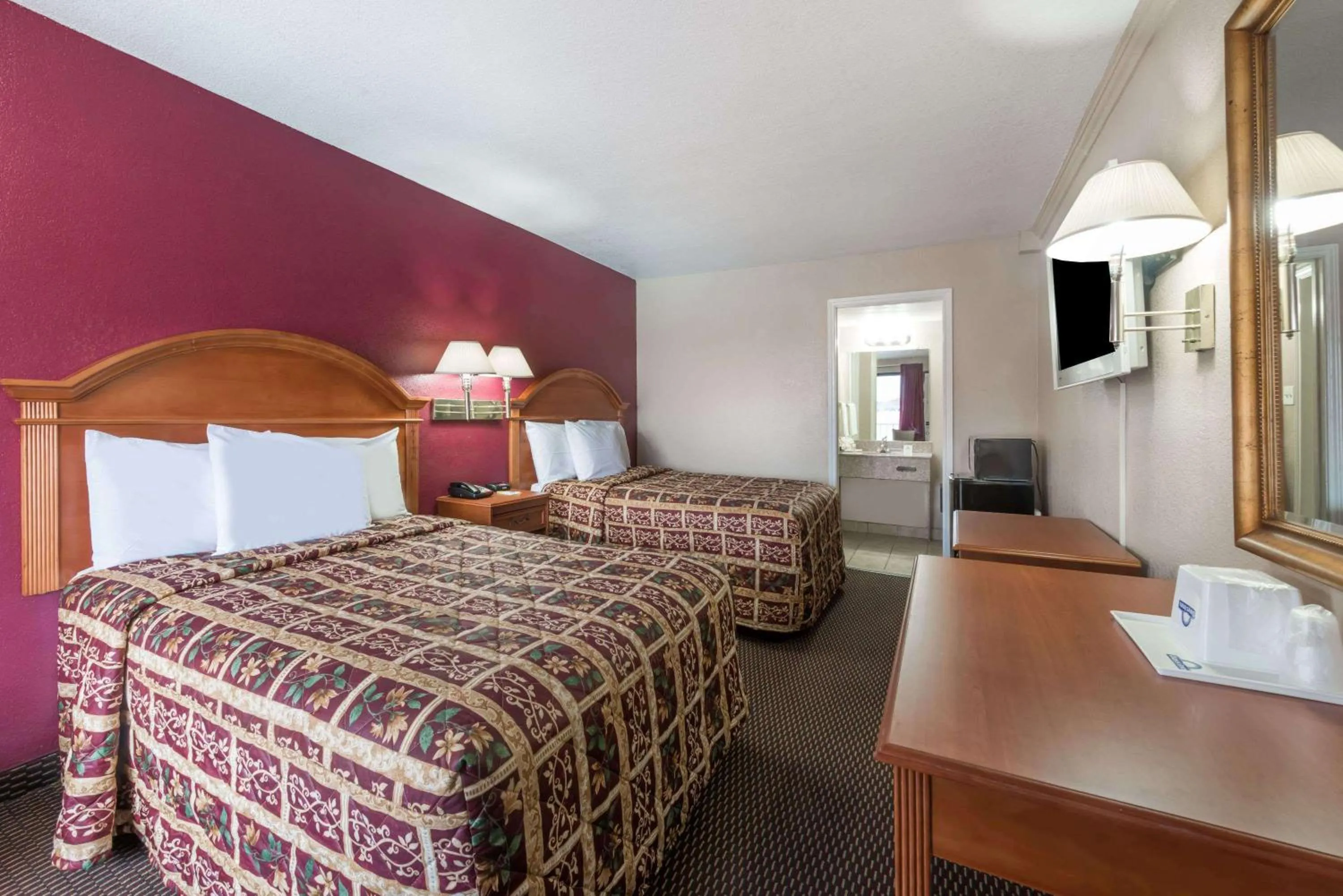Photo of the whole room, Bed in Days Inn by Wyndham San Antonio Splashtown/ATT Center